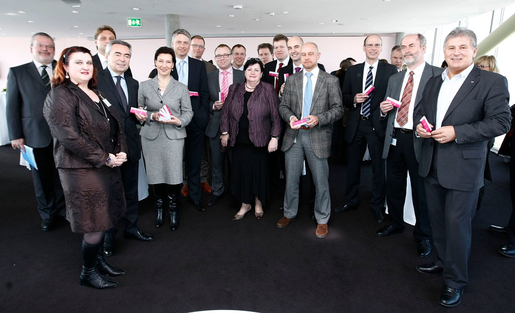 Frauenministerin Gabriele Heinisch-Hosek, Vorst&auml;nde, Betriebsr&auml;tInnen und MitarbeiterInnen der OMV.