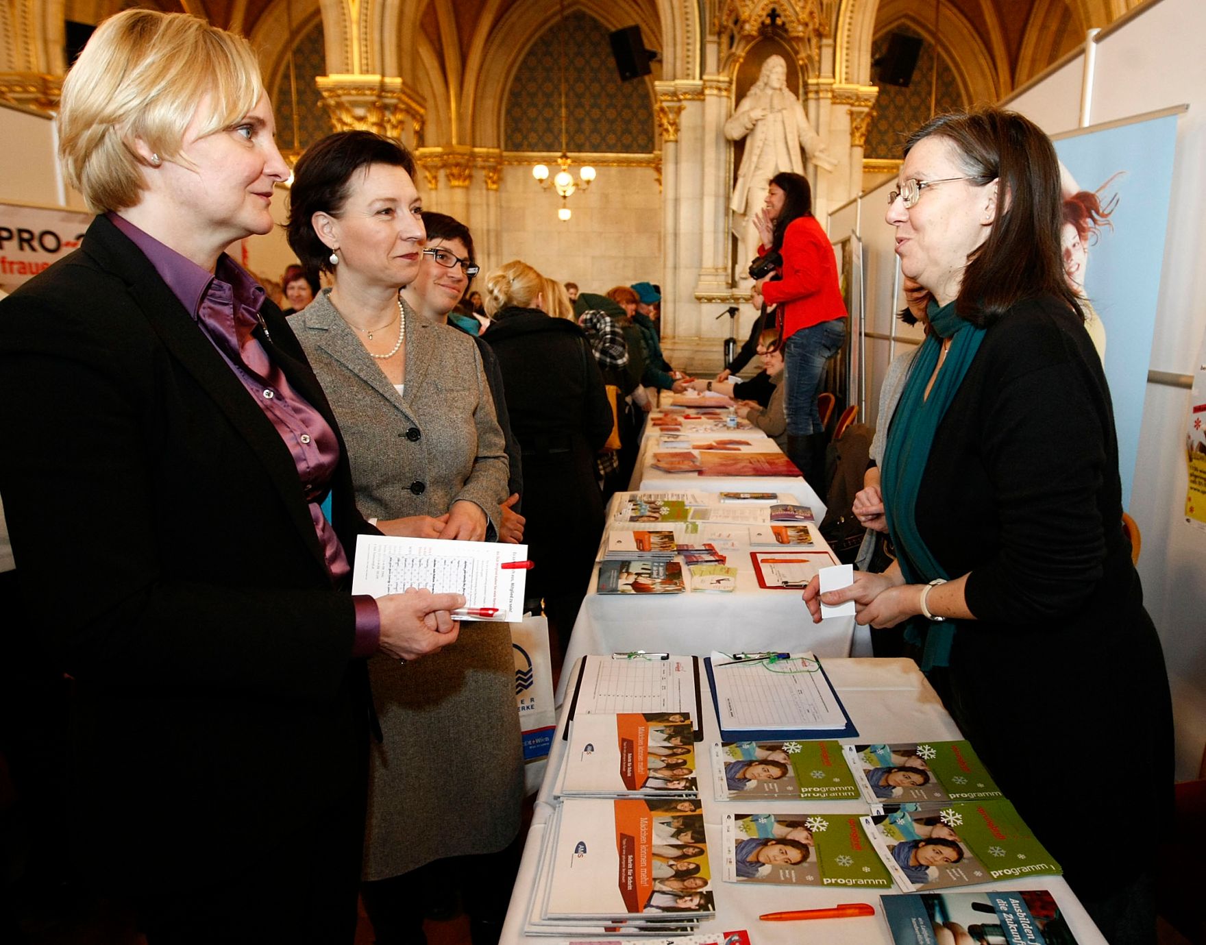 Frauenministerin Gabriele Heinisch-Hosek, Frauenstadtr&auml;tin Sandra Frauenberger und BesucherInnen der Veranstaltung.