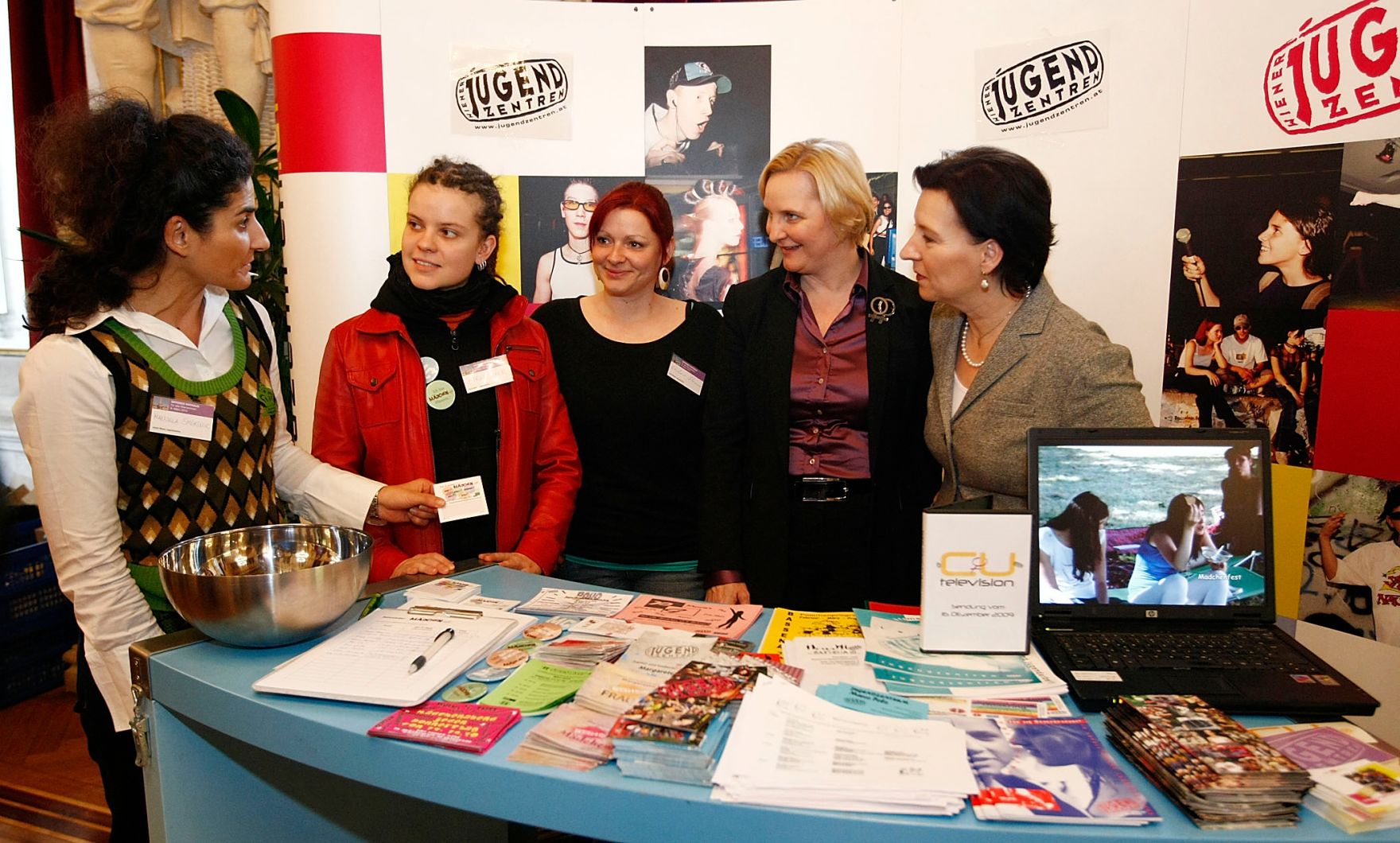 Frauenministerin Gabriele Heinisch-Hosek, Frauenstadtr&auml;tin Sandra Frauenberger und BesucherInnen der Veranstaltung.