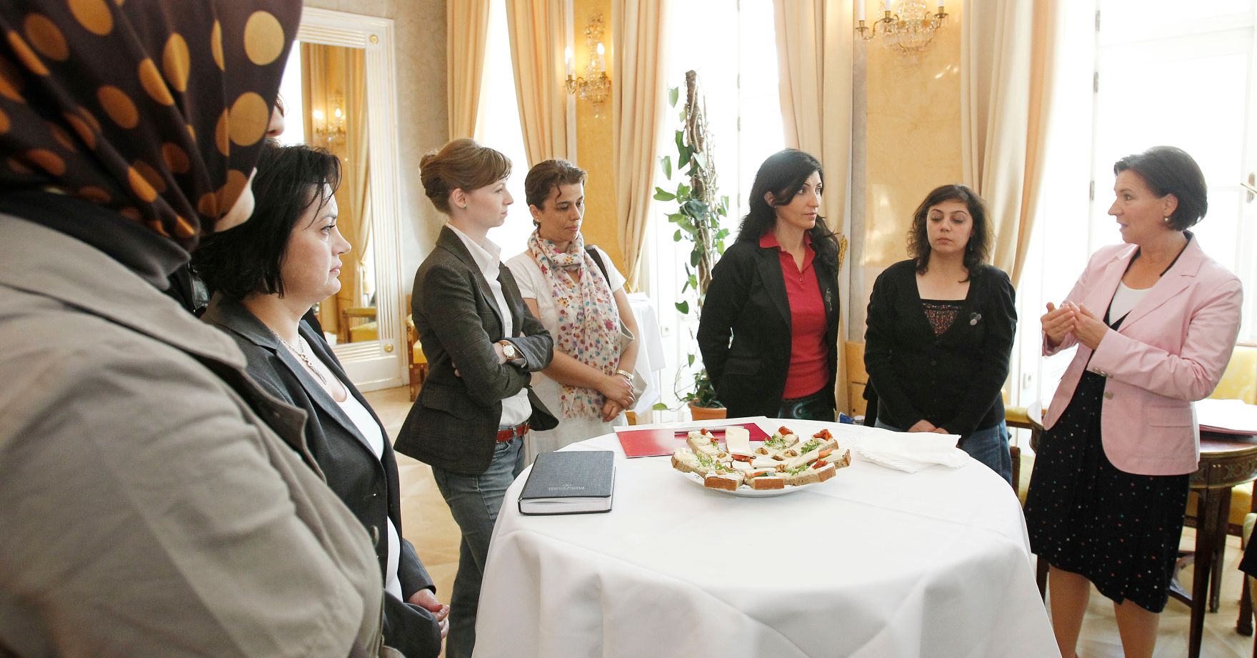 Empfang bei Frauenministerin Gabriele Heinisch-Hosek (R) zum Thema Frauenplattform T&uuml;rkei - &Ouml;sterreich am 14. September 2010 im Bundeskanzleramt.