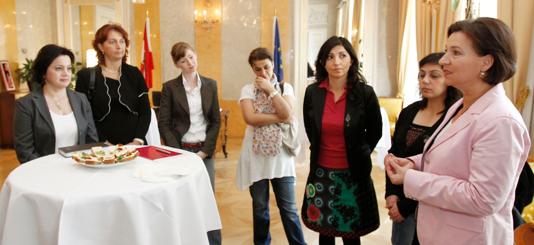 Empfang bei Frauenministerin Gabriele Heinisch-Hosek (R) zum Thema Frauenplattform T&uuml;rkei - &Ouml;sterreich am 14. September 2010 im Bundeskanzleramt.