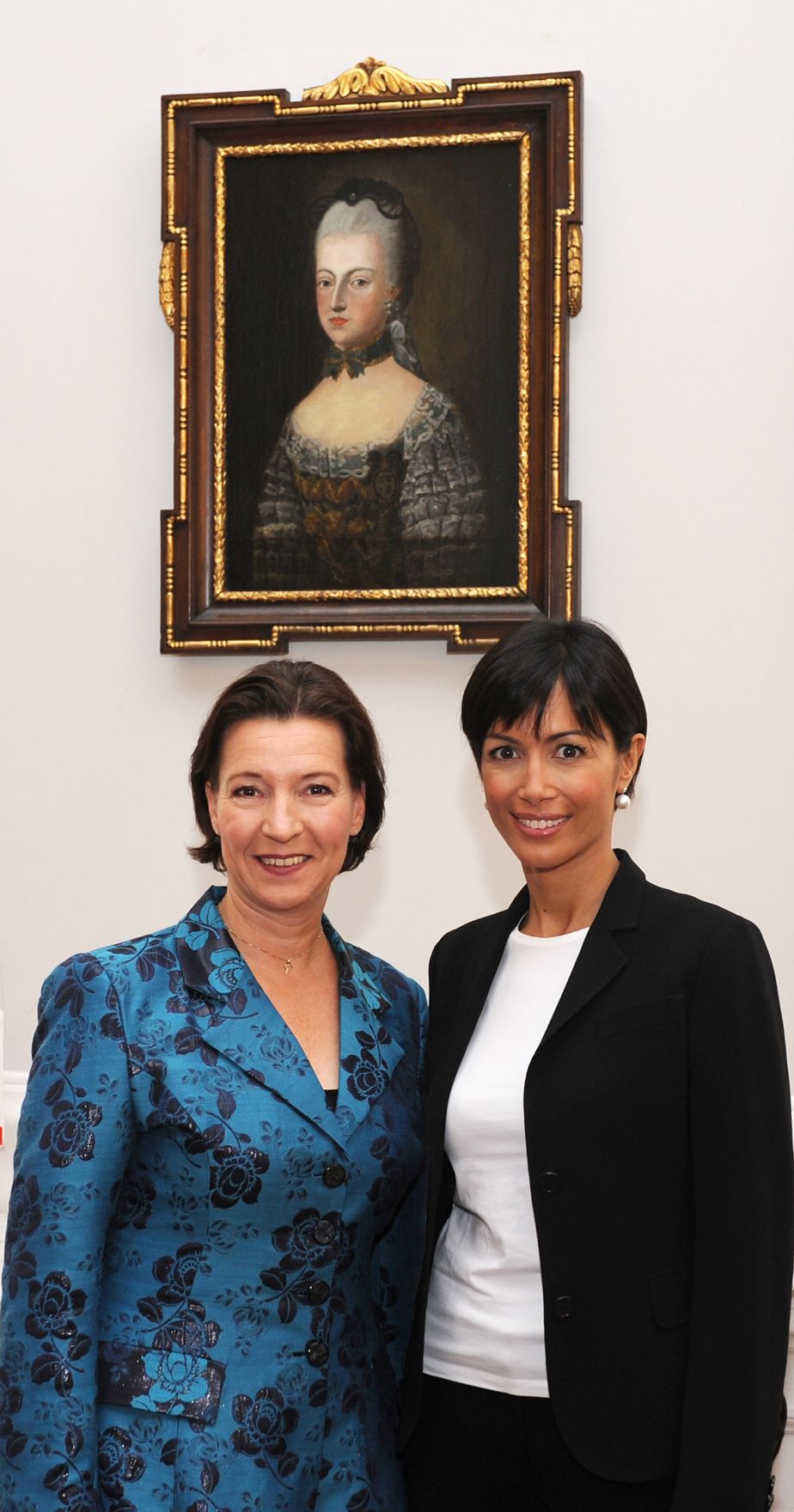 Am 20. September 2010 lud die Frauenministerin Regierungsvertreterinnen und -vertreter aller Nachbarstaaten &Ouml;sterreichs zu einem Roundtable-Gespr&auml;ch zum Thema &quot;Bek&auml;mpfung von Frauenhandel&quot; ins Bundeskanzleramt. Im Bild Frauenministerin Gabriele Heinisch-Hosek (L) mit Italiens Ministerin f&uuml;r Gleichstellungsfragen Mara Carfagna (R).