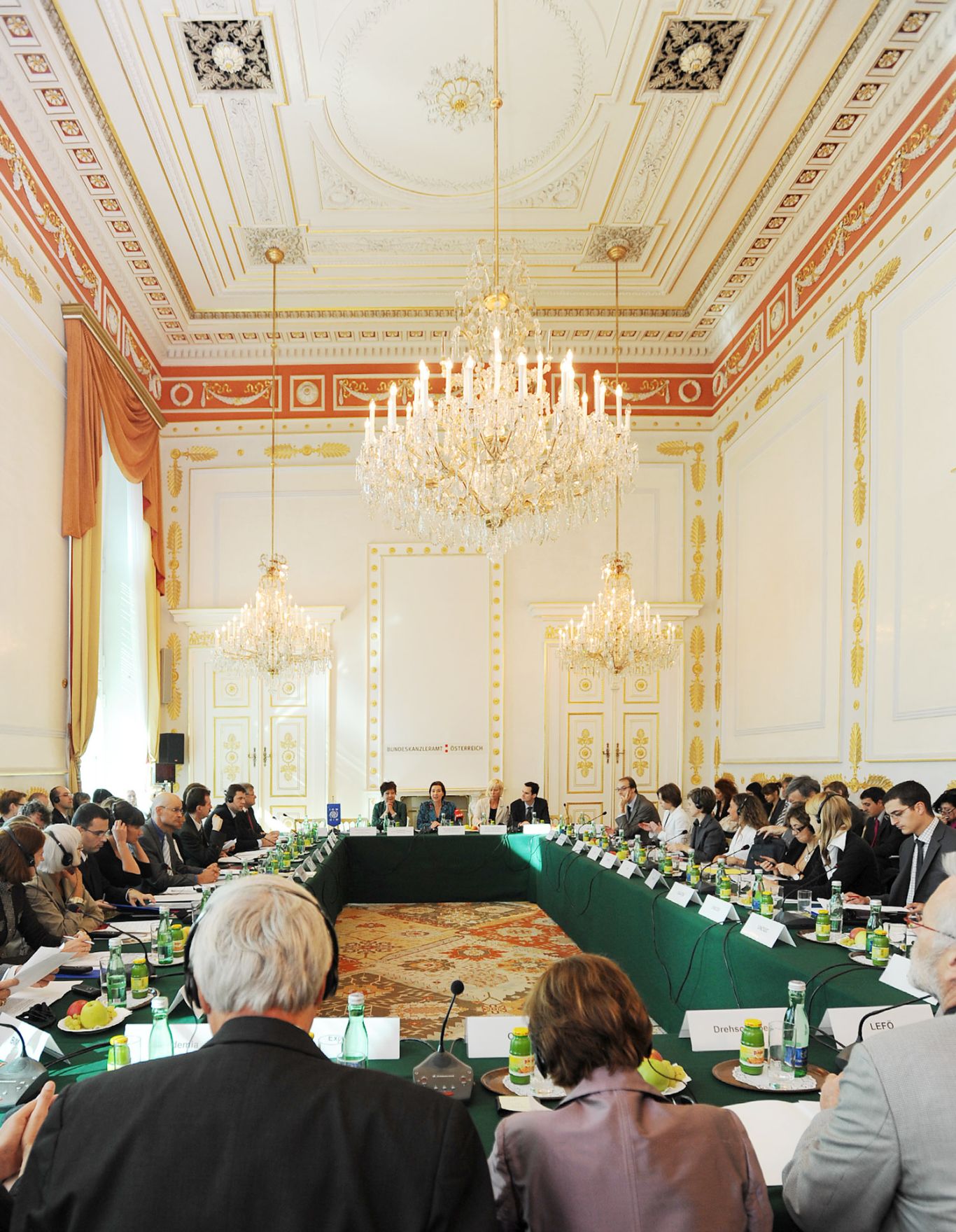 Am 20. September 2010 lud Frauenministerin Gabriele Heinisch-Hosek Regierungsvertreterinnen und -vertreter aller Nachbarstaaten &Ouml;sterreichs zu einem Roundtable-Gespr&auml;ch zum Thema &quot;Bek&auml;mpfung von Frauenhandel&quot; ins Bundeskanzleramt.