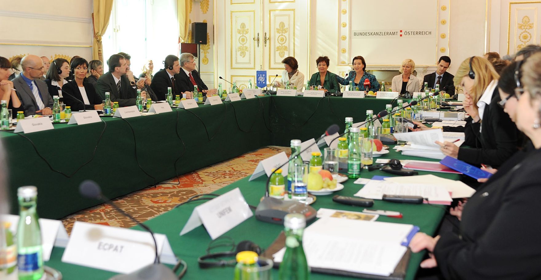Am 20. September 2010 lud Frauenministerin Gabriele Heinisch-Hosek Regierungsvertreterinnen und -vertreter aller Nachbarstaaten &Ouml;sterreichs zu einem Roundtable-Gespr&auml;ch zum Thema &quot;Bek&auml;mpfung von Frauenhandel&quot; ins Bundeskanzleramt.