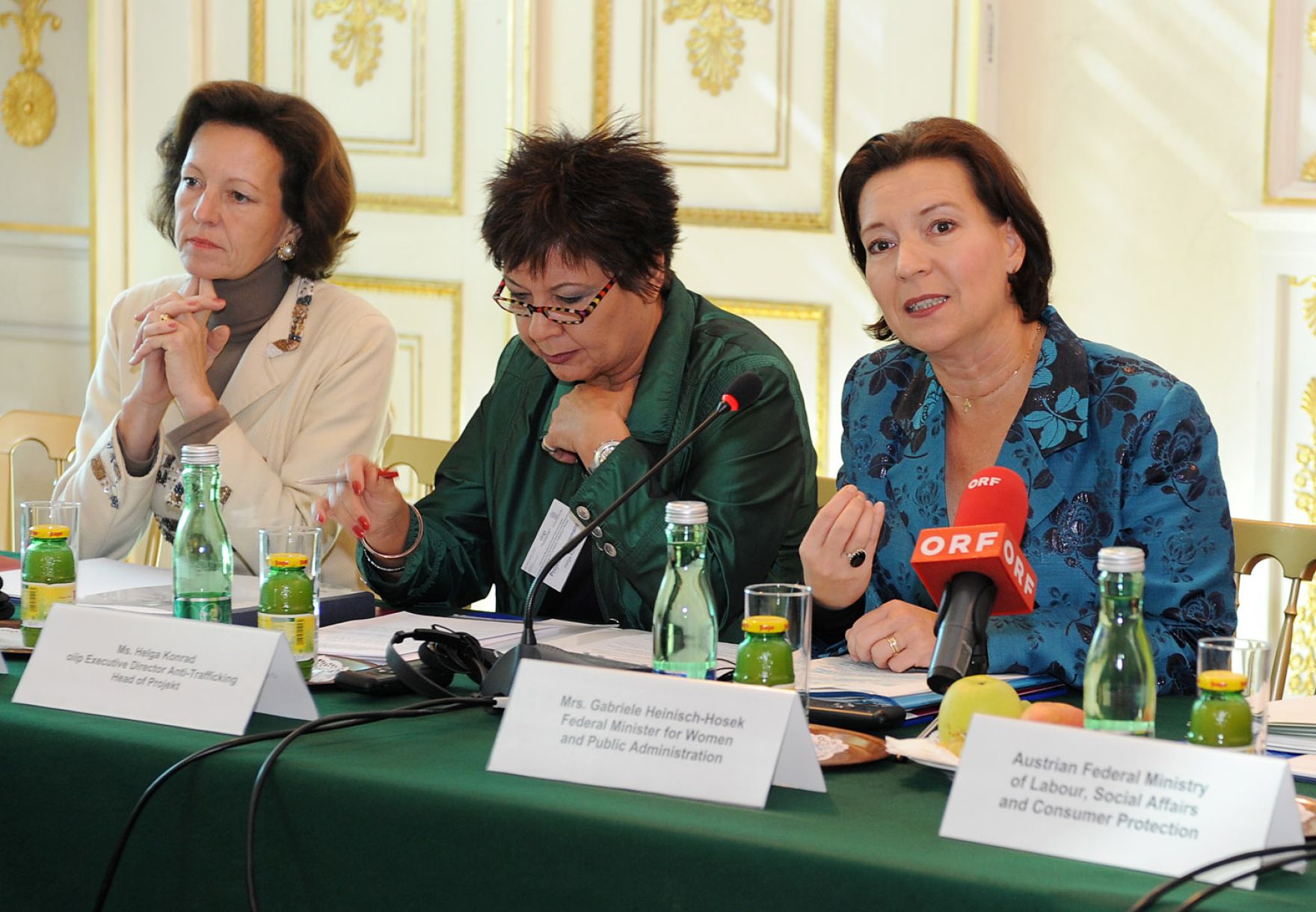 Am 20. September 2010 lud die Frauenministerin Regierungsvertreterinnen und -vertreter aller Nachbarstaaten &Ouml;sterreichs zu einem Roundtable-Gespr&auml;ch zum Thema &quot;Bek&auml;mpfung von Frauenhandel&quot; ins Bundeskanzleramt. Im Bild Frauenministerin Gabriele Heinisch-Hosek (R) mit der Projektkoordinatorin Helga Konrad (M).