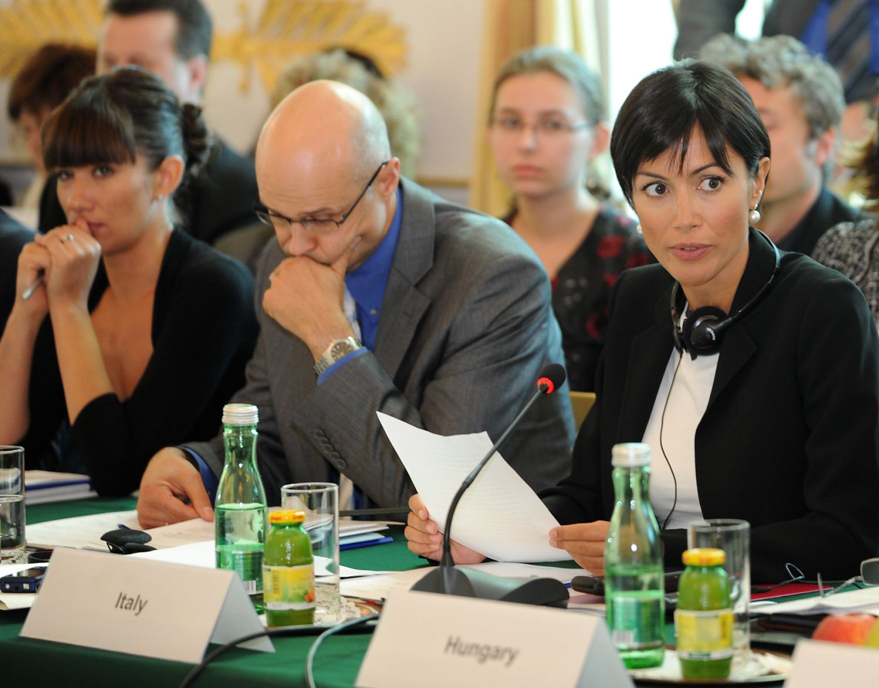 Am 20. September 2010 lud Frauenministerin Gabriele Heinisch-Hosek Regierungsvertreterinnen und -vertreter aller Nachbarstaaten &Ouml;sterreichs zu einem Roundtable-Gespr&auml;ch zum Thema &quot;Bek&auml;mpfung von Frauenhandel&quot; ins Bundeskanzleramt.