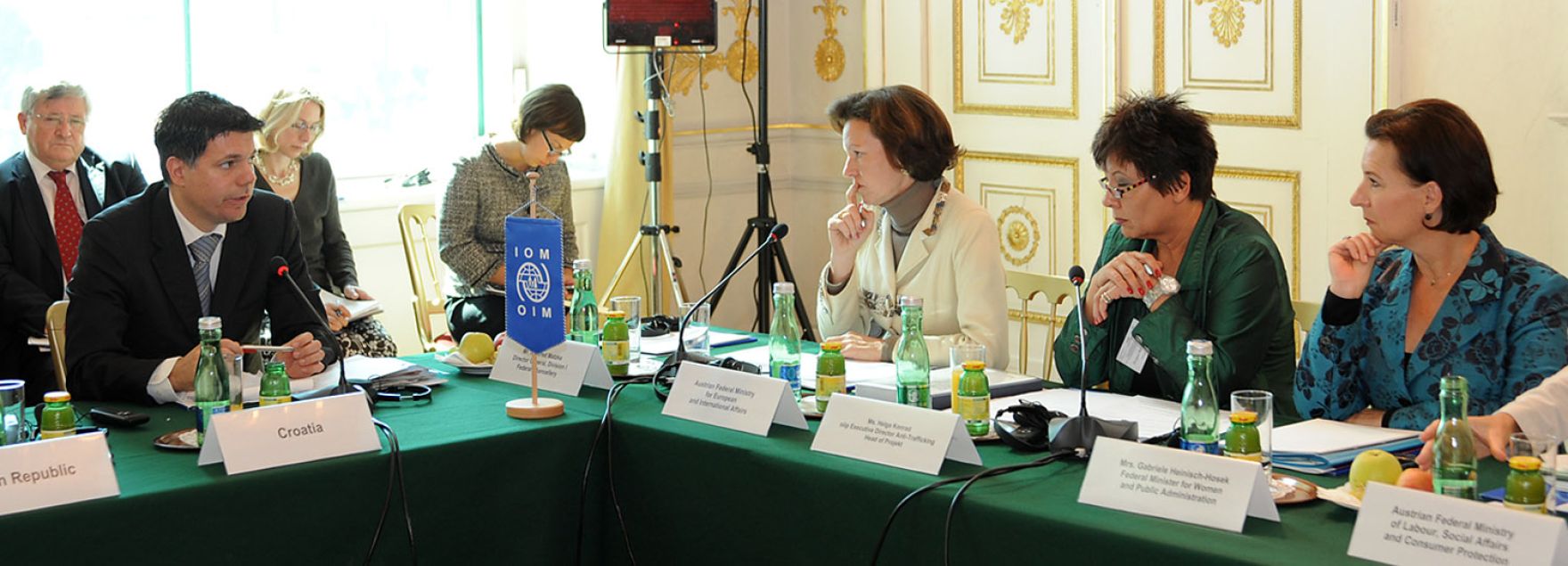 Am 20. September 2010 lud Frauenministerin Gabriele Heinisch-Hosek Regierungsvertreterinnen und -vertreter aller Nachbarstaaten &Ouml;sterreichs zu einem Roundtable-Gespr&auml;ch zum Thema &quot;Bek&auml;mpfung von Frauenhandel&quot; ins Bundeskanzleramt.