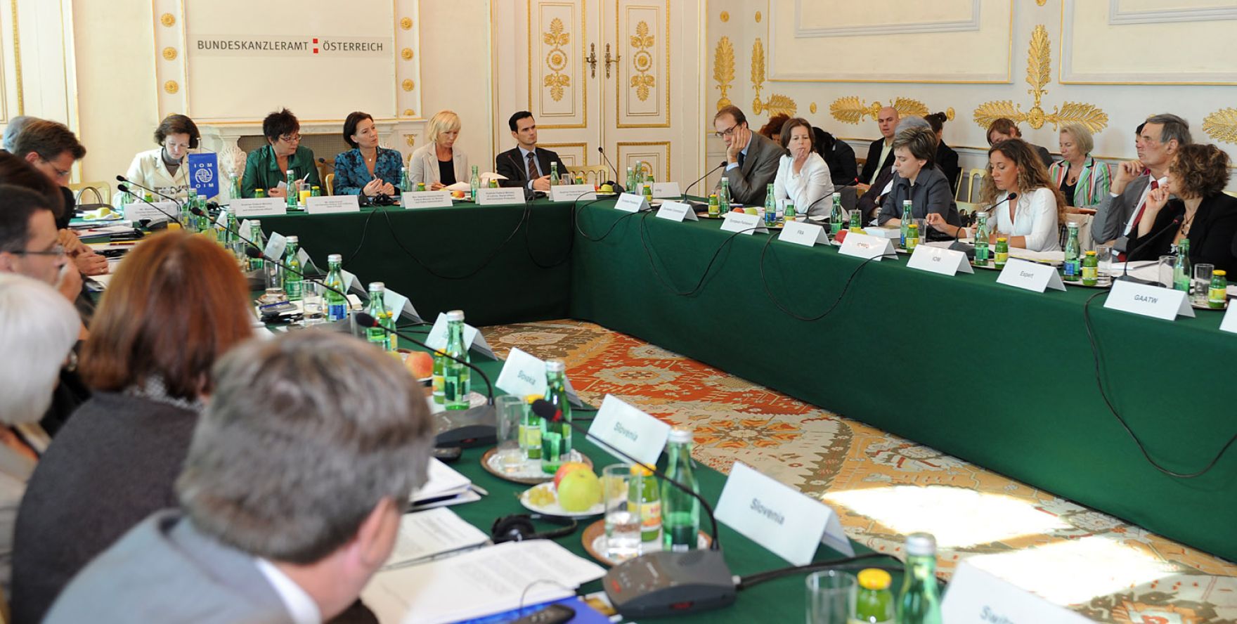 Am 20. September 2010 lud Frauenministerin Gabriele Heinisch-Hosek Regierungsvertreterinnen und -vertreter aller Nachbarstaaten &Ouml;sterreichs zu einem Roundtable-Gespr&auml;ch zum Thema &quot;Bek&auml;mpfung von Frauenhandel&quot; ins Bundeskanzleramt.