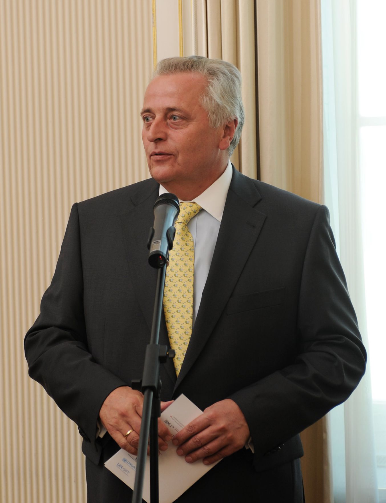 Am 20. September 2010 lud Frauenministerin Gabriele Heinisch-Hosek Regierungsvertreterinnen und -vertreter aller Nachbarstaaten &Ouml;sterreichs zu einem Roundtable-Gespr&auml;ch zum Thema &quot;Bek&auml;mpfung von Frauenhandel&quot; ins Bundeskanzleramt. Im Bild Sozialminister Rudolf Hundstorfer.