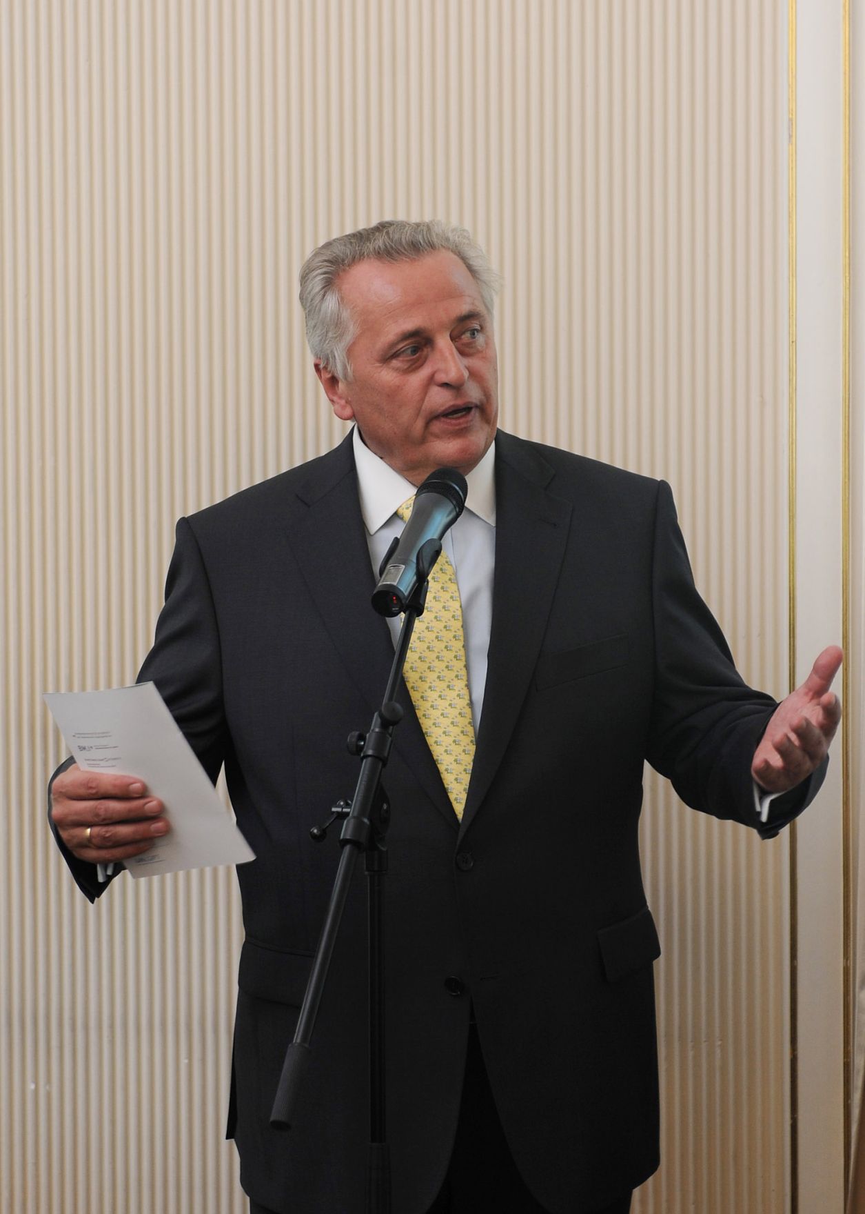 Am 20. September 2010 lud Frauenministerin Gabriele Heinisch-Hosek Regierungsvertreterinnen und -vertreter aller Nachbarstaaten &Ouml;sterreichs zu einem Roundtable-Gespr&auml;ch zum Thema &quot;Bek&auml;mpfung von Frauenhandel&quot; ins Bundeskanzleramt. Im Bild Sozialminister Rudolf Hundstorfer.