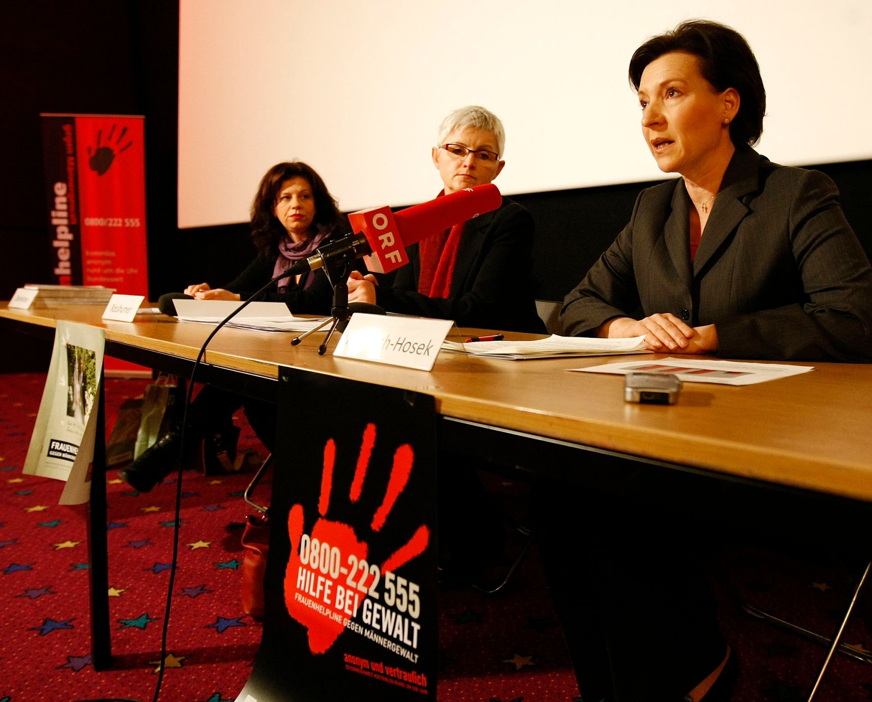 Am 4. M&auml;rz 2010 fand eine Pressekonferenz zur "Pr&auml;sentation der neuen Kampagne f&uuml;r die Frauenhelpline gegen M&auml;nnergewalt 0800/222 555" statt. Im Bild (v.l.n.r.) Projektleiterin Miss Handelt!, Elke Oberleitner, Gesch&auml;ftsf&uuml;hrerin des Vereins Autonome &Ouml;sterreichische Frauenh&auml;user, Maria R&ouml;sslhumer und Frauenministerin Gabriele Heinisch-Hosek.