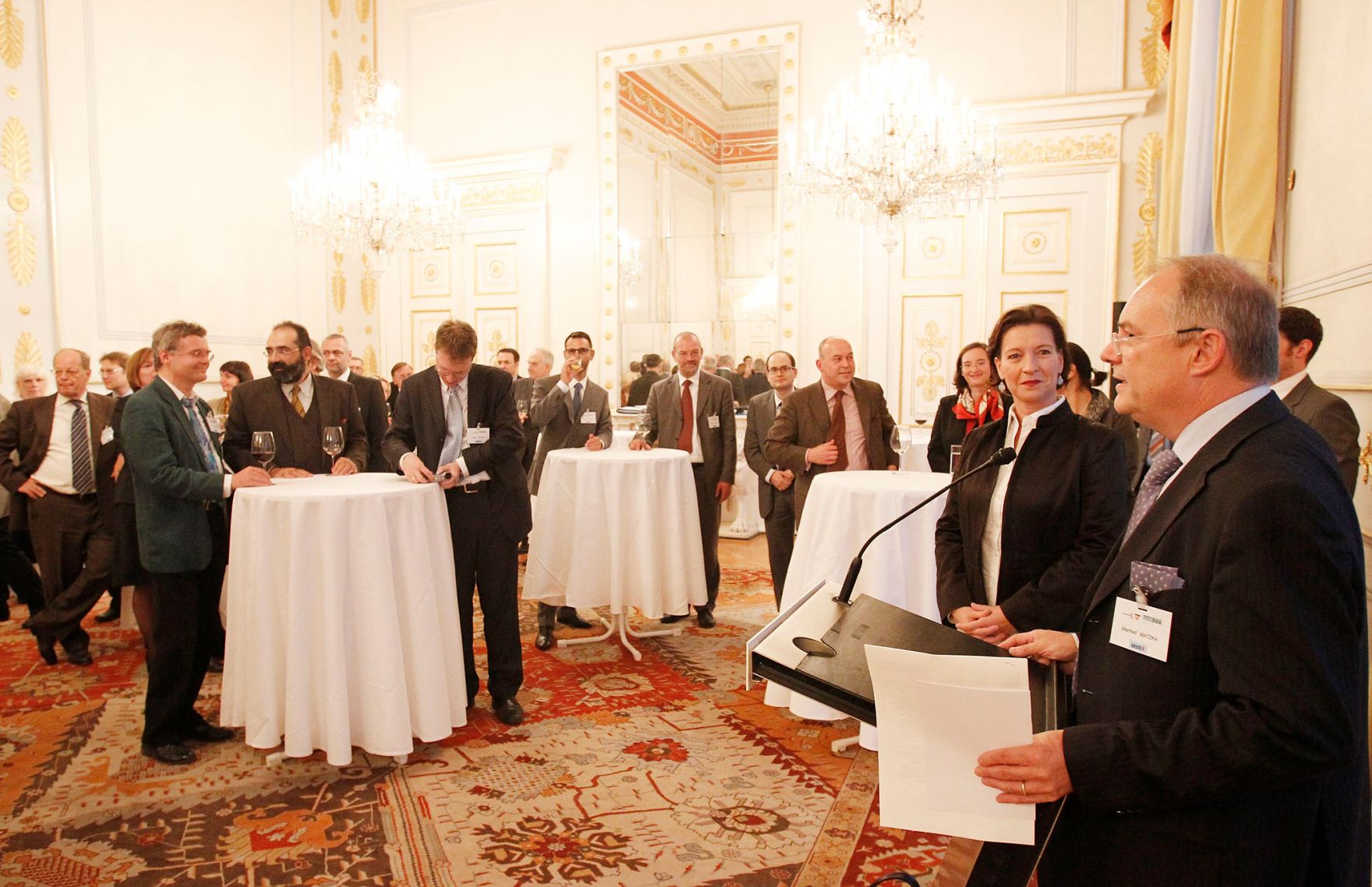 Am 16. September 2010 empfing die Beamtenministerin Gabriele Heinisch-Hosek die Teilnehmerinnen und Teilnehmer der Tagung der &Ouml;sterreichischen Verwaltungswissenschaftlichen Gesellschaft (&Ouml;VG) im Bundeskanzleramt. Die Er&ouml;ffnungsrede hielt Sektionschef im Bundeskanzleramt Manfred Matzka (R).