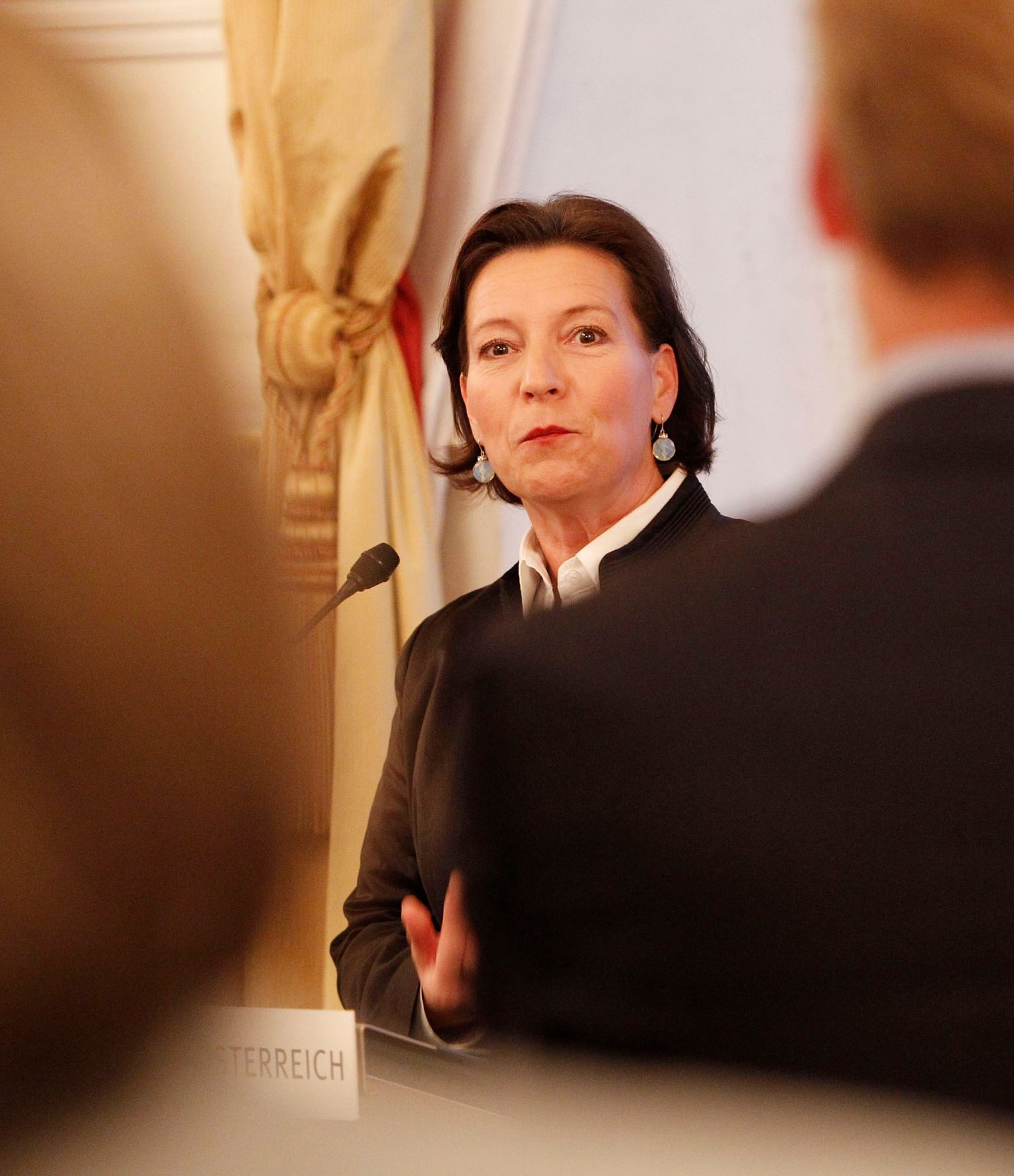 Am 16. September 2010 empfing die Beamtenministerin Gabriele Heinisch-Hosek die Teilnehmerinnen und Teilnehmer der Tagung der &Ouml;sterreichischen Verwaltungswissenschaftlichen Gesellschaft (&Ouml;VG) im Bundeskanzleramt.