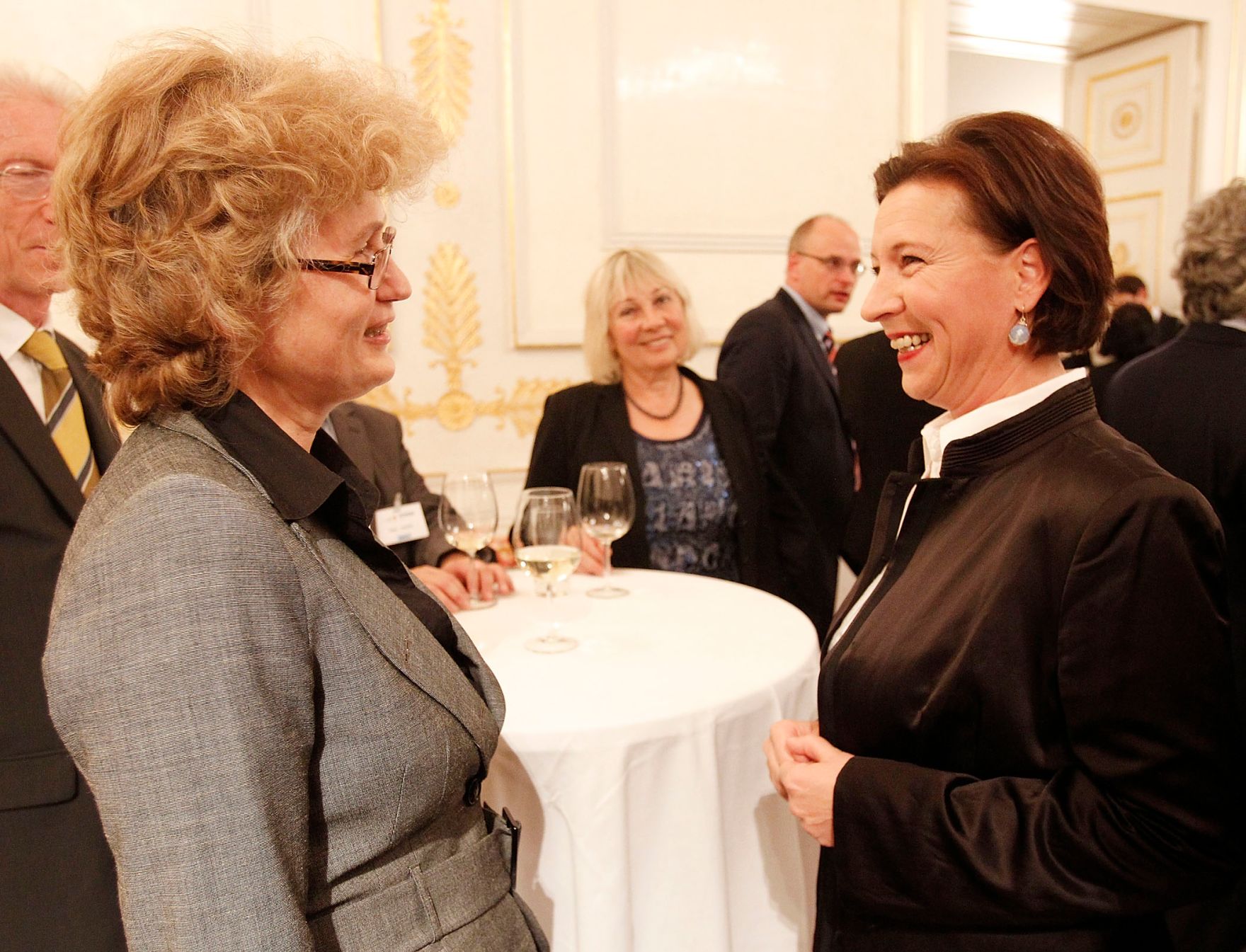 Am 16. September 2010 empfing die Beamtenministerin Gabriele Heinisch-Hosek (R) die Teilnehmerinnen und Teilnehmer der Tagung der &Ouml;sterreichischen Verwaltungswissenschaftlichen Gesellschaft (&Ouml;VG) im Bundeskanzleramt.