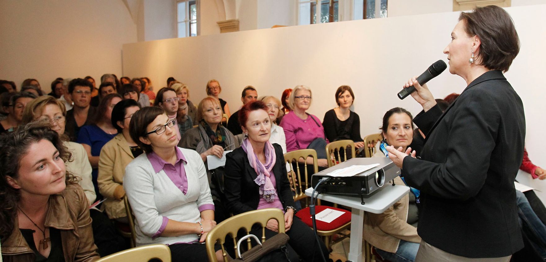 Am 23. September 2010 er&ouml;ffnete Frauenministerin Gabriele Heinisch-Hosek (R) die Podiumsdiskussion &quot;Frauen-Arbeit-Film&quot; im Palais Porcia.