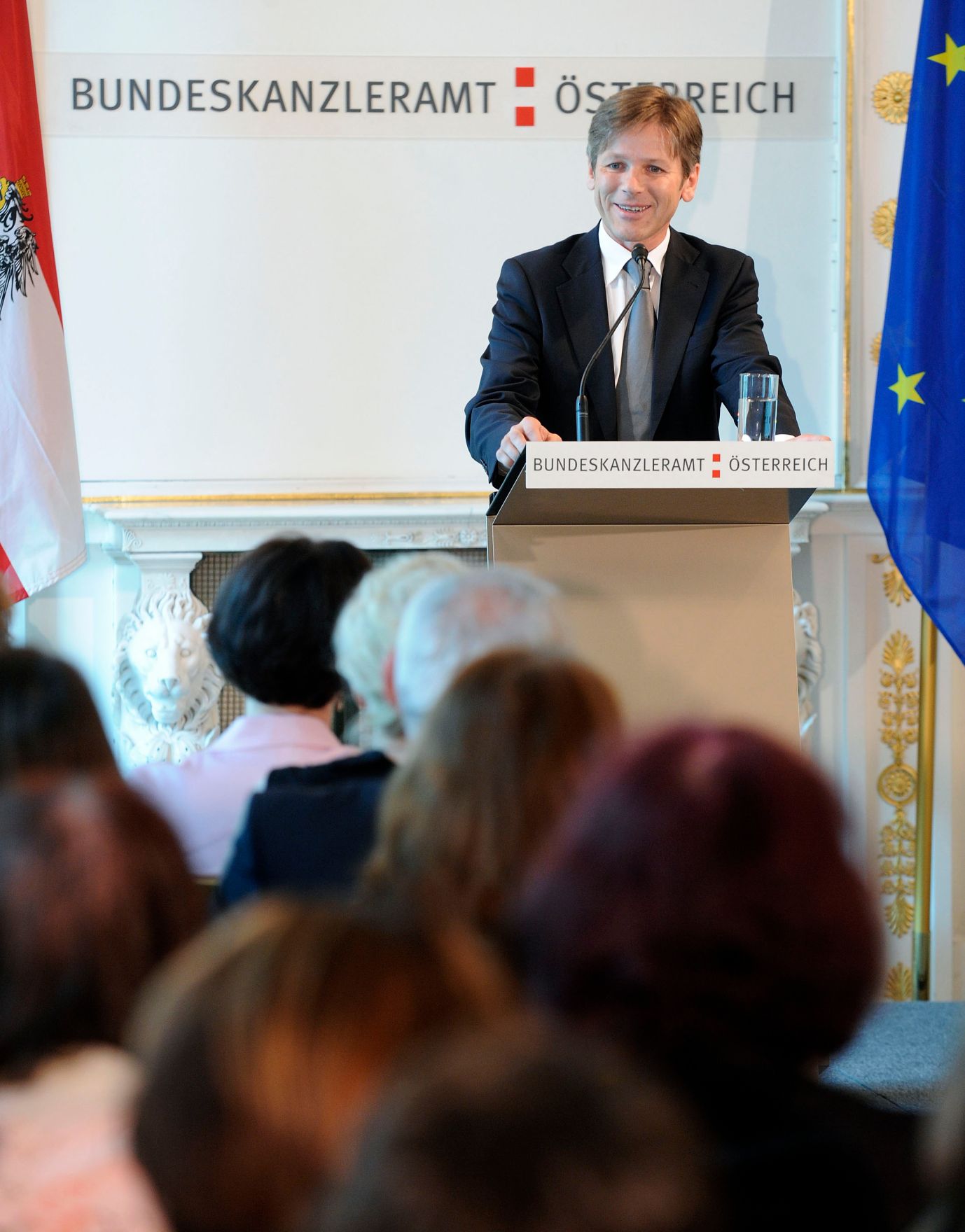 Staatssekret&auml;r Josef Ostermayer bei der Pr&auml;sentation des Frauenberichtes 2010 im Bundeskanzleramt.