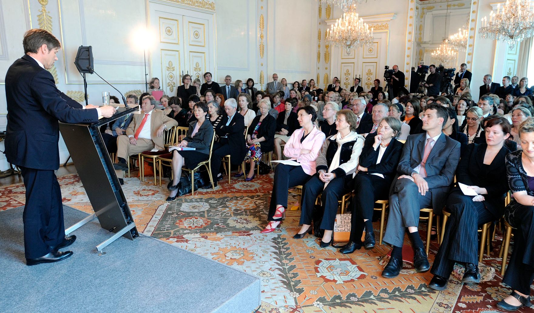 Staatssekret&auml;r Josef Ostermayer bei der Pr&auml;sentation des Frauenberichtes 2010 im Bundeskanzleramt.