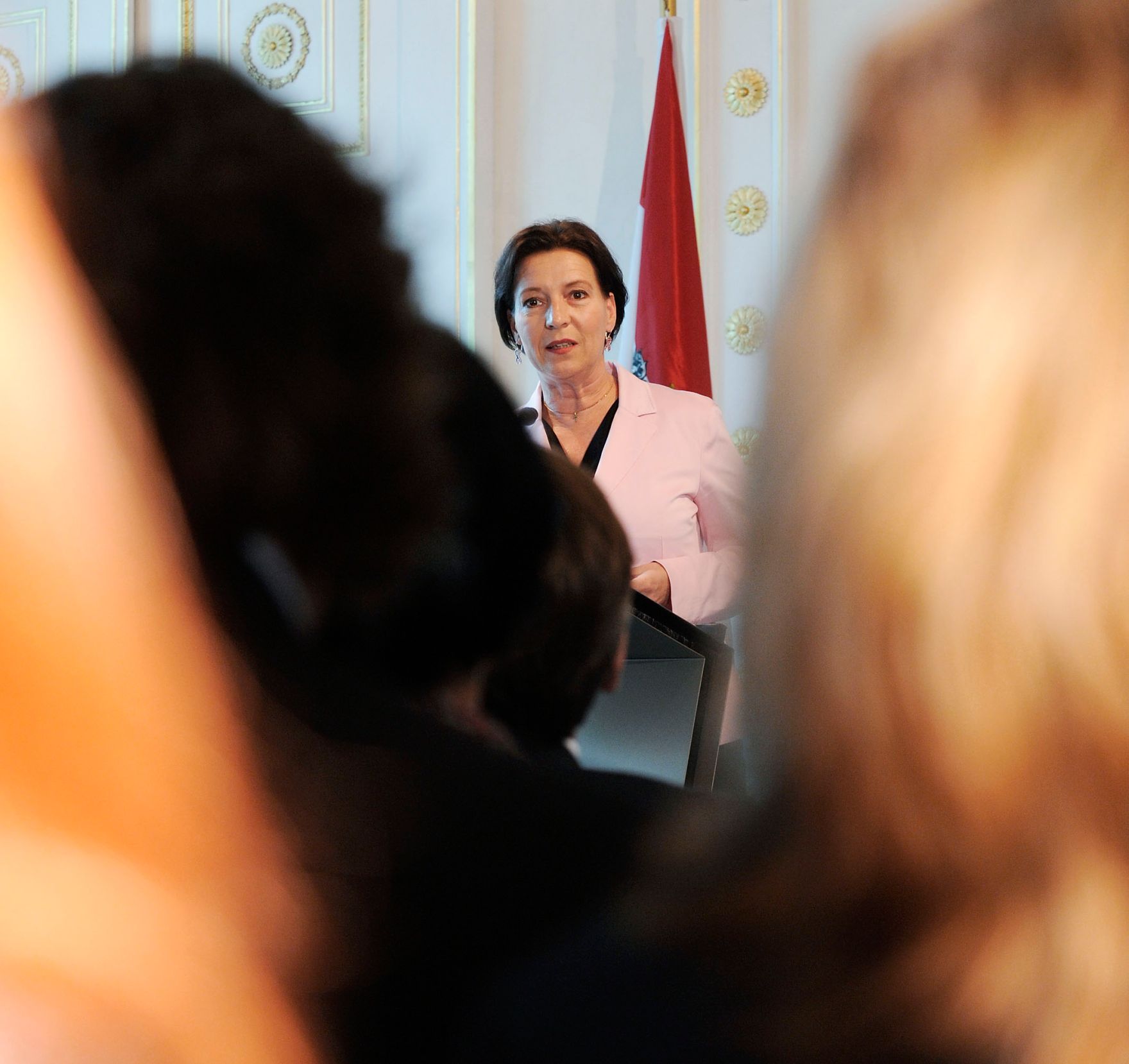 Bundesministerin Heinisch-Hosek bei der Pr&auml;sentation des Frauenberichtes 2010 im Bundeskanzleramt.