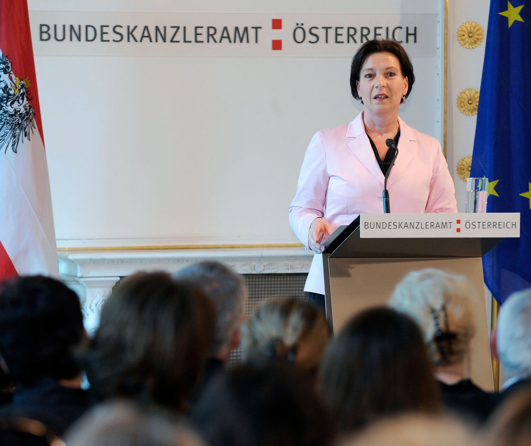 Bundesministerin Heinisch-Hosek bei der Pr&auml;sentation des Frauenberichtes 2010 im Bundeskanzleramt.
