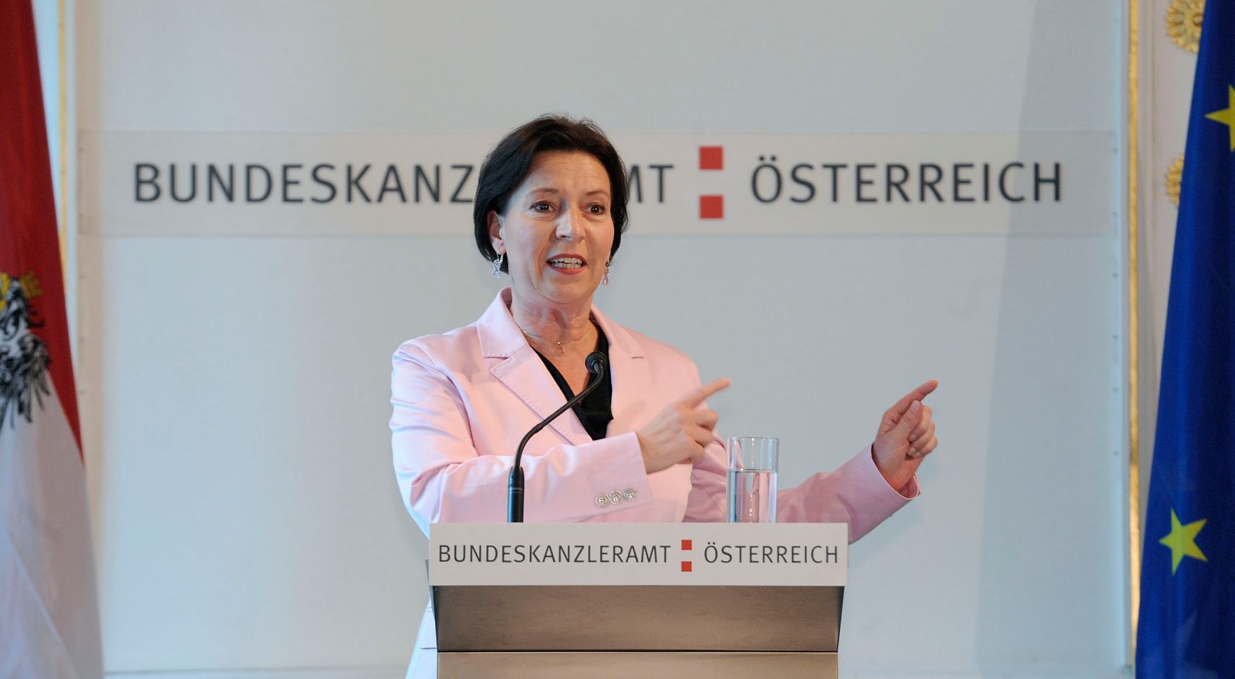 Bundesministerin Heinisch-Hosek bei der Pr&auml;sentation des Frauenberichtes 2010 im Bundeskanzleramt.