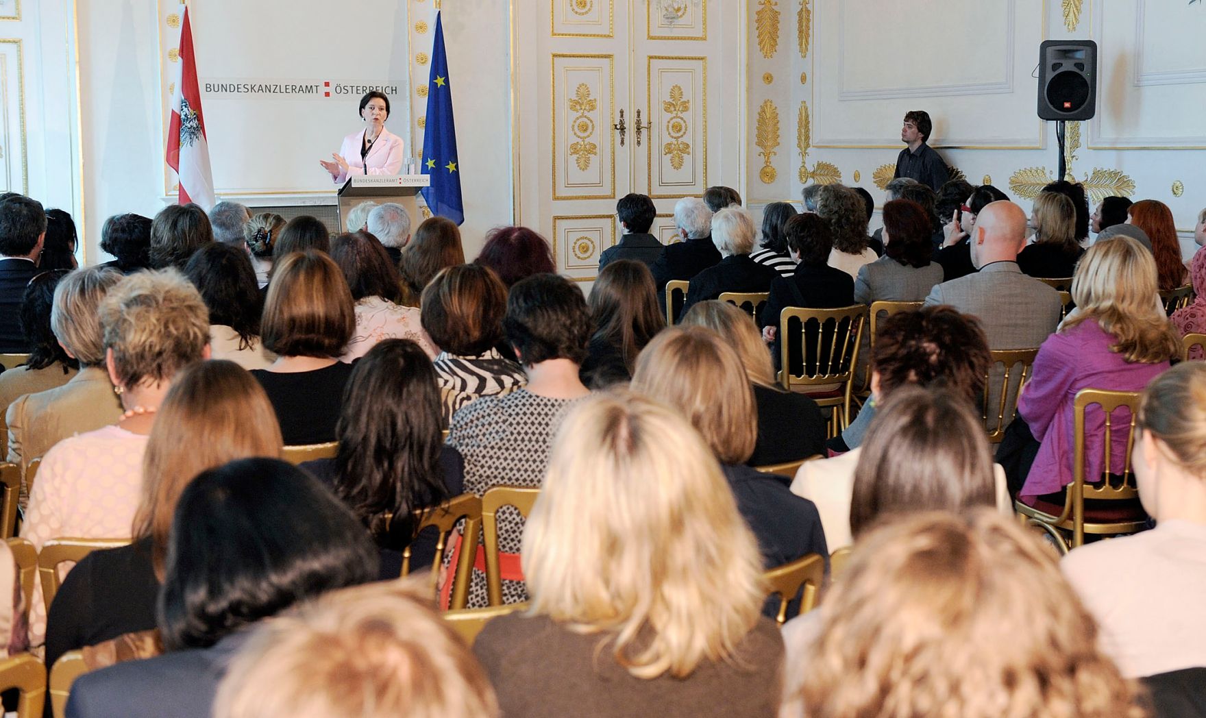 Bundesministerin Heinisch-Hosek bei der Pr&auml;sentation des Frauenberichtes 2010 im Bundeskanzleramt.