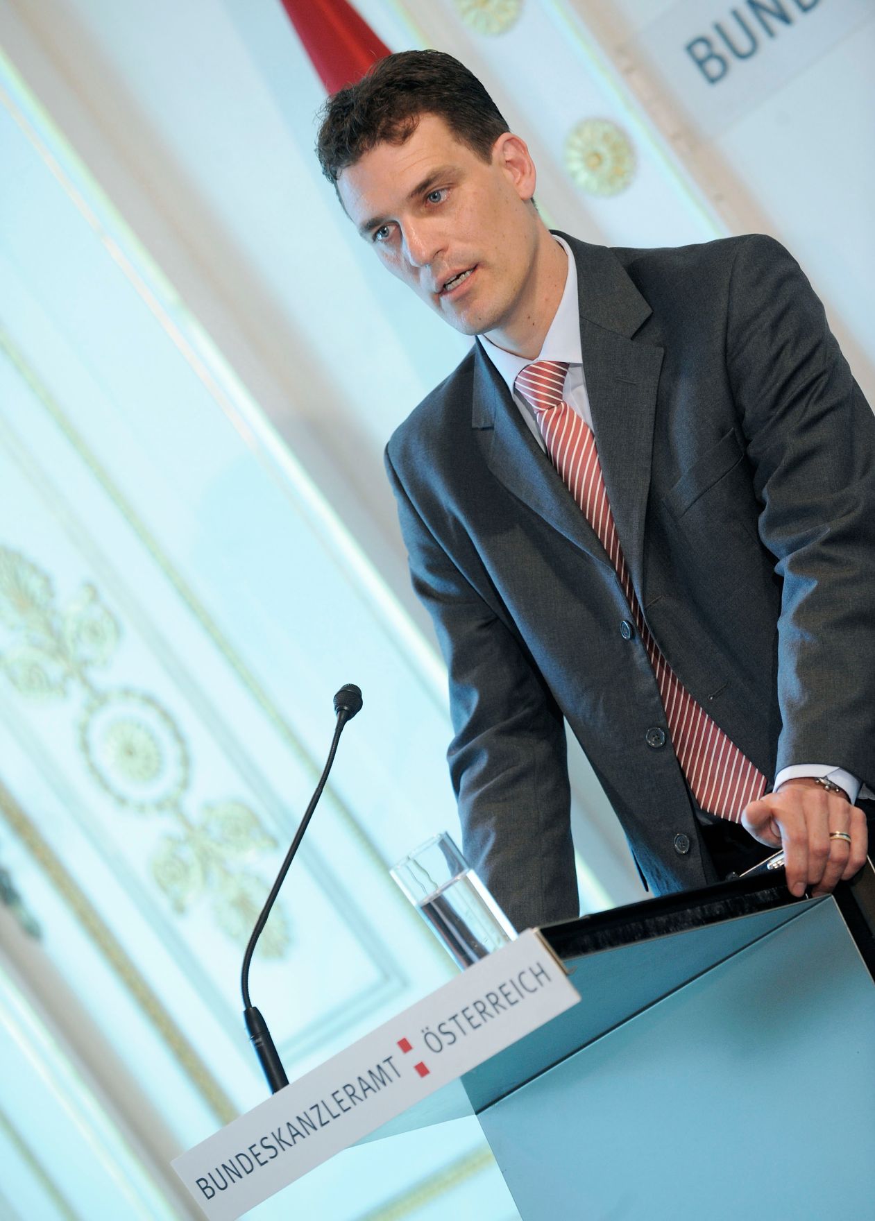 Konrad Pesendorfer (Statistik Austria) bei der Pr&auml;sentation des Frauenberichtes 2010 im Bundeskanzleramt.