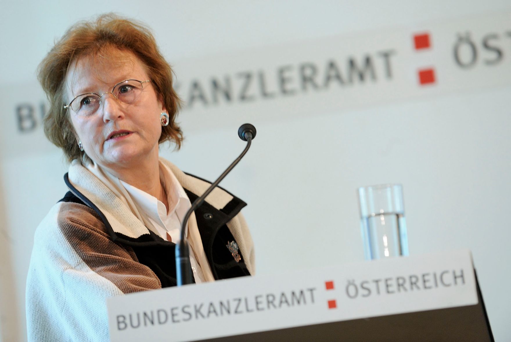 Uni. Prof Gudrun Biffl bei der Pr&auml;sentation des Frauenberichtes 2010 im Bundeskanzleramt.