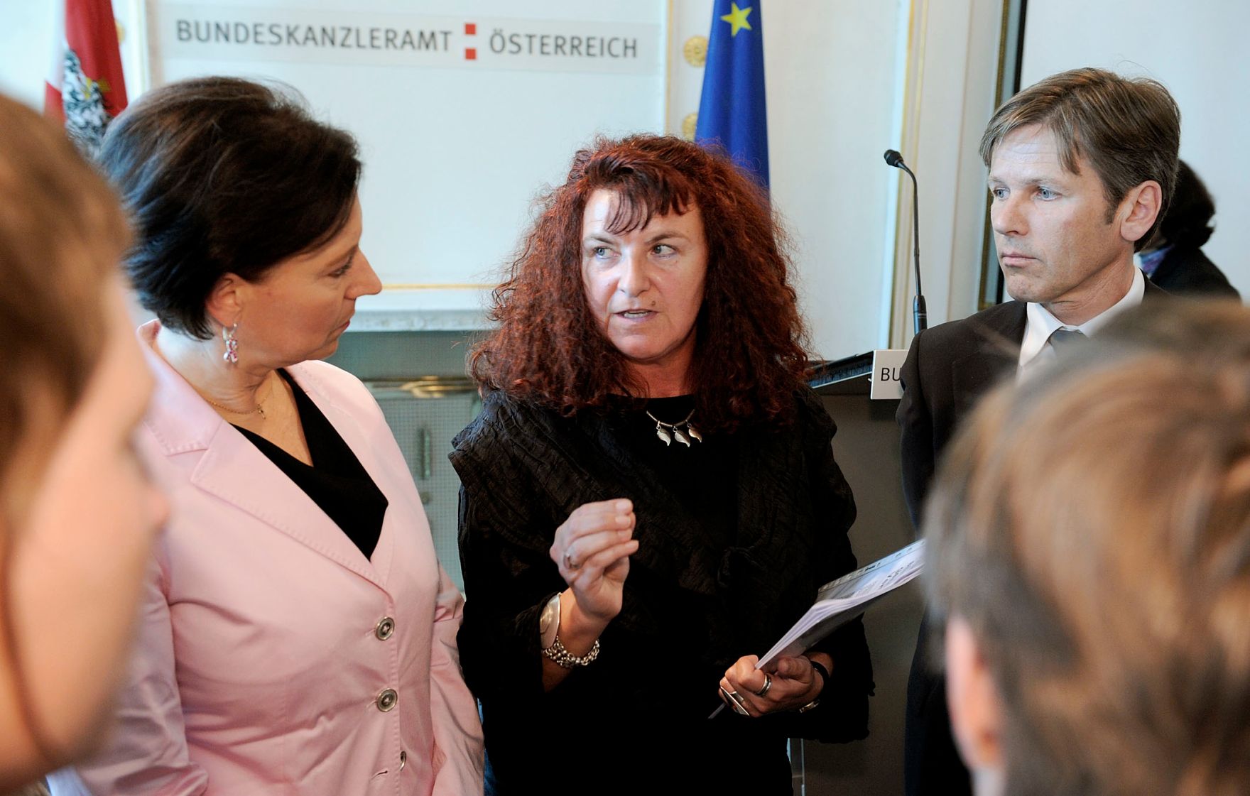 Bundesministerin Heinisch-Hosek bei der Pr&auml;sentation des Frauenberichtes 2010 im Bundeskanzleramt.