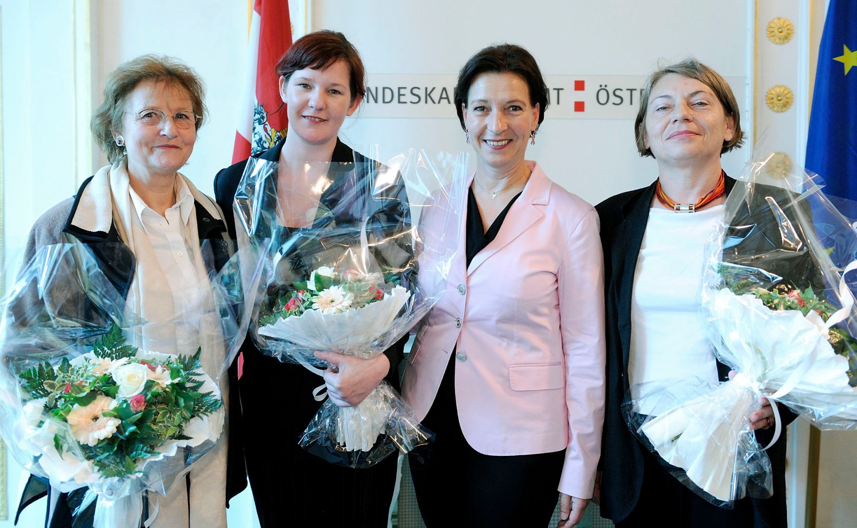 Bundesministerin Heinisch-Hosek (2.v.r.) bei der Pr&auml;sentation des Frauenberichtes 2010 im Bundeskanzleramt.