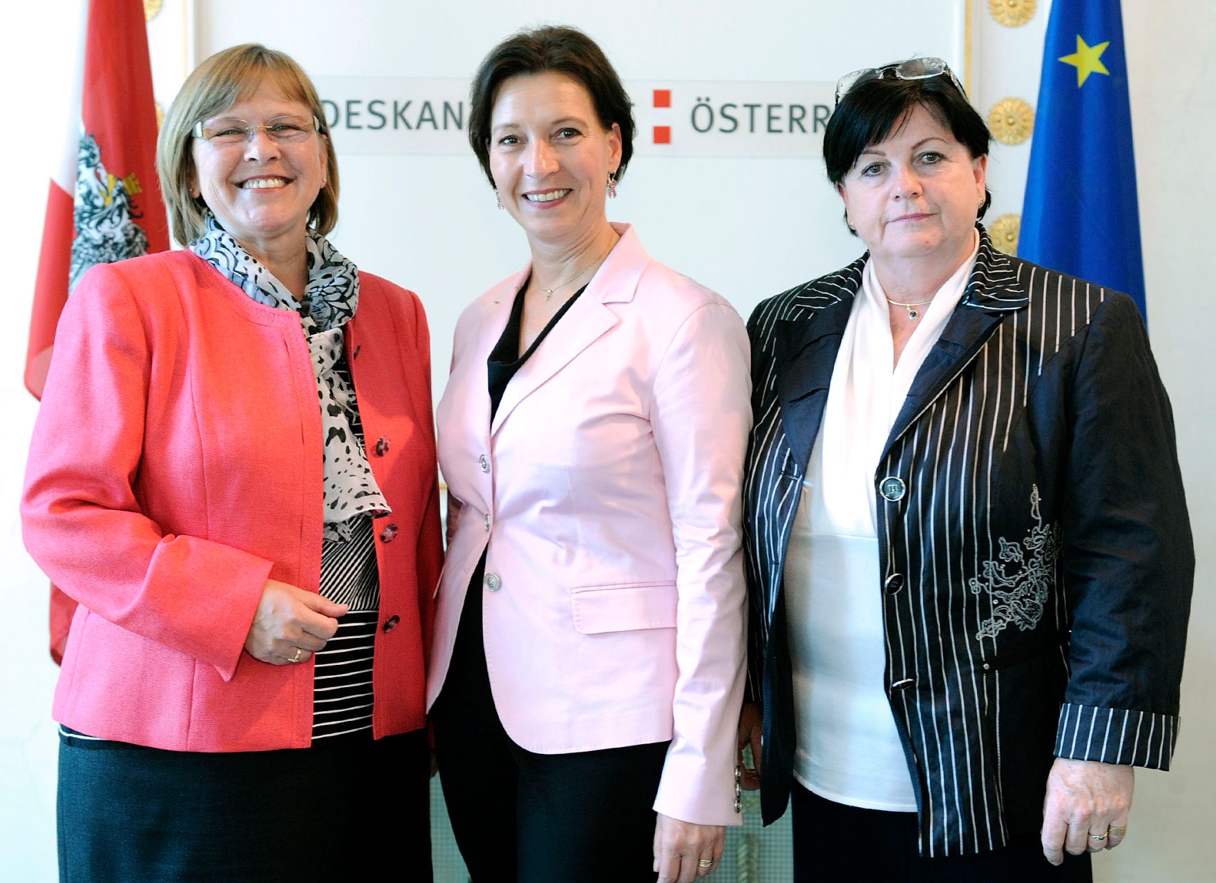 Bundesministerin Heinisch-Hosek bei der Pr&auml;sentation des Frauenberichtes 2010 im Bundeskanzleramt.