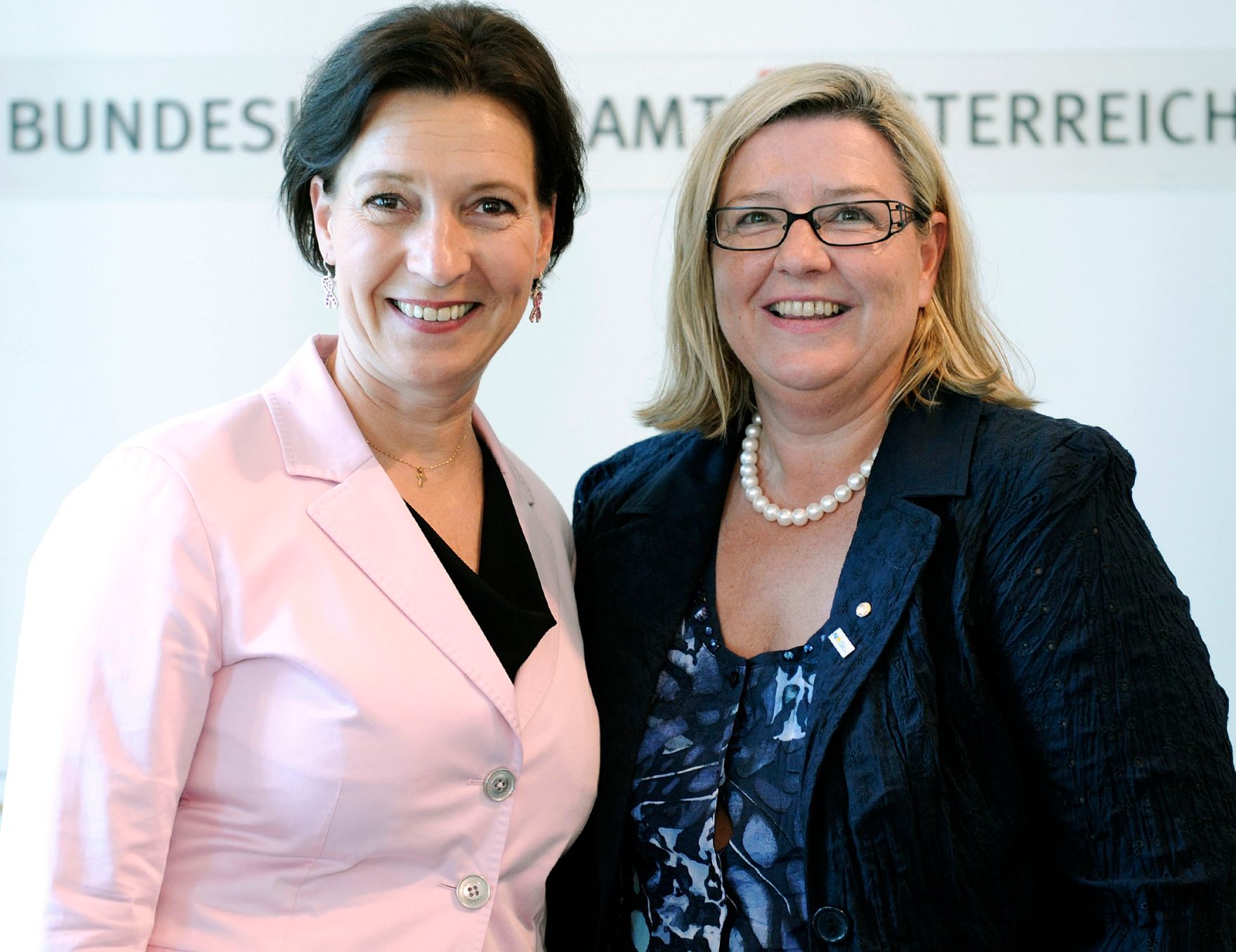 Bundesministerin Heinisch-Hosek bei der Pr&auml;sentation des Frauenberichtes 2010 im Bundeskanzleramt.