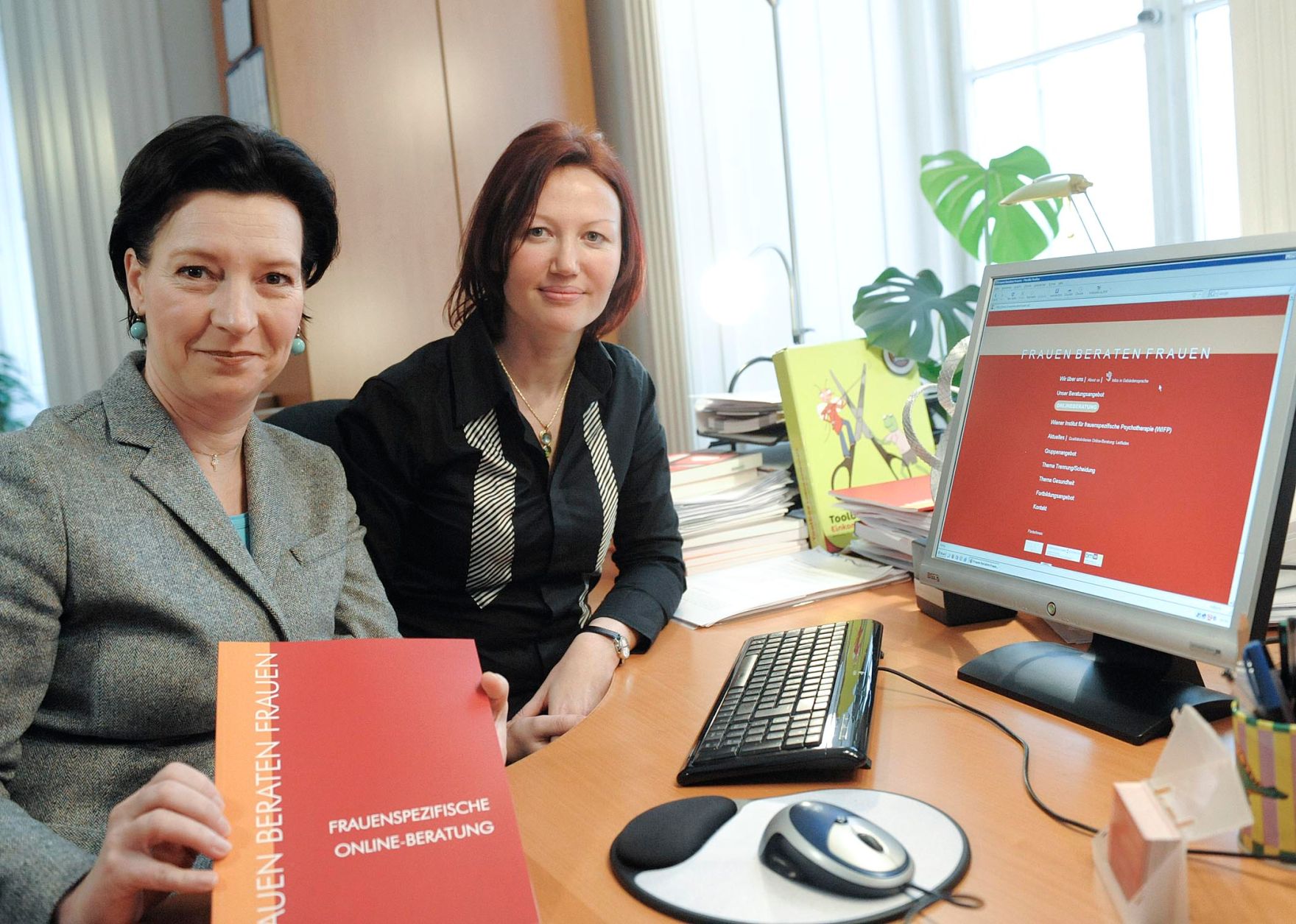 Am 01. Februar 2010 besuchte die Bundesministerin f&uuml;r Frauenangelegenheiten und &ouml;ffentlichen Dienst &Ouml;sterreichs erste Onlineberatung f&uuml;r Frauen "Frauen beraten Frauen". Im Bild Bundesministerin Gabriele Heinisch-Hosek (L) mit Beraterin Bettina Zehetner (R).