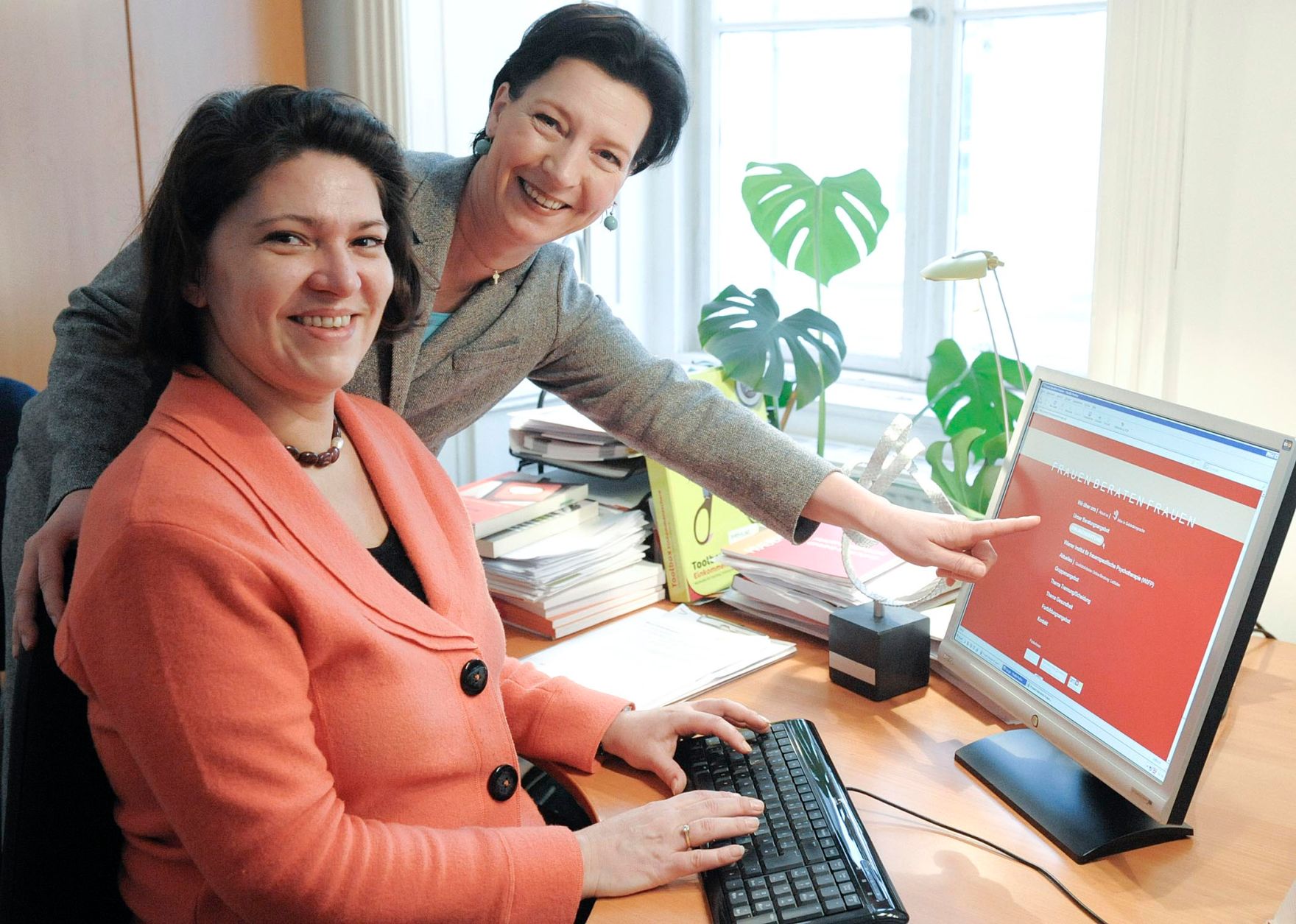 Am 01. Februar 2010 besuchte die Bundesministerin f&uuml;r Frauenangelegenheiten und &ouml;ffentlichen Dienst &Ouml;sterreichs erste Onlineberatung f&uuml;r Frauen &quot;Frauen beraten Frauen&quot;. Im Bild Bundesministerin Gabriele Heinisch-Hosek (R) mit Beraterin Katja Russo (L).