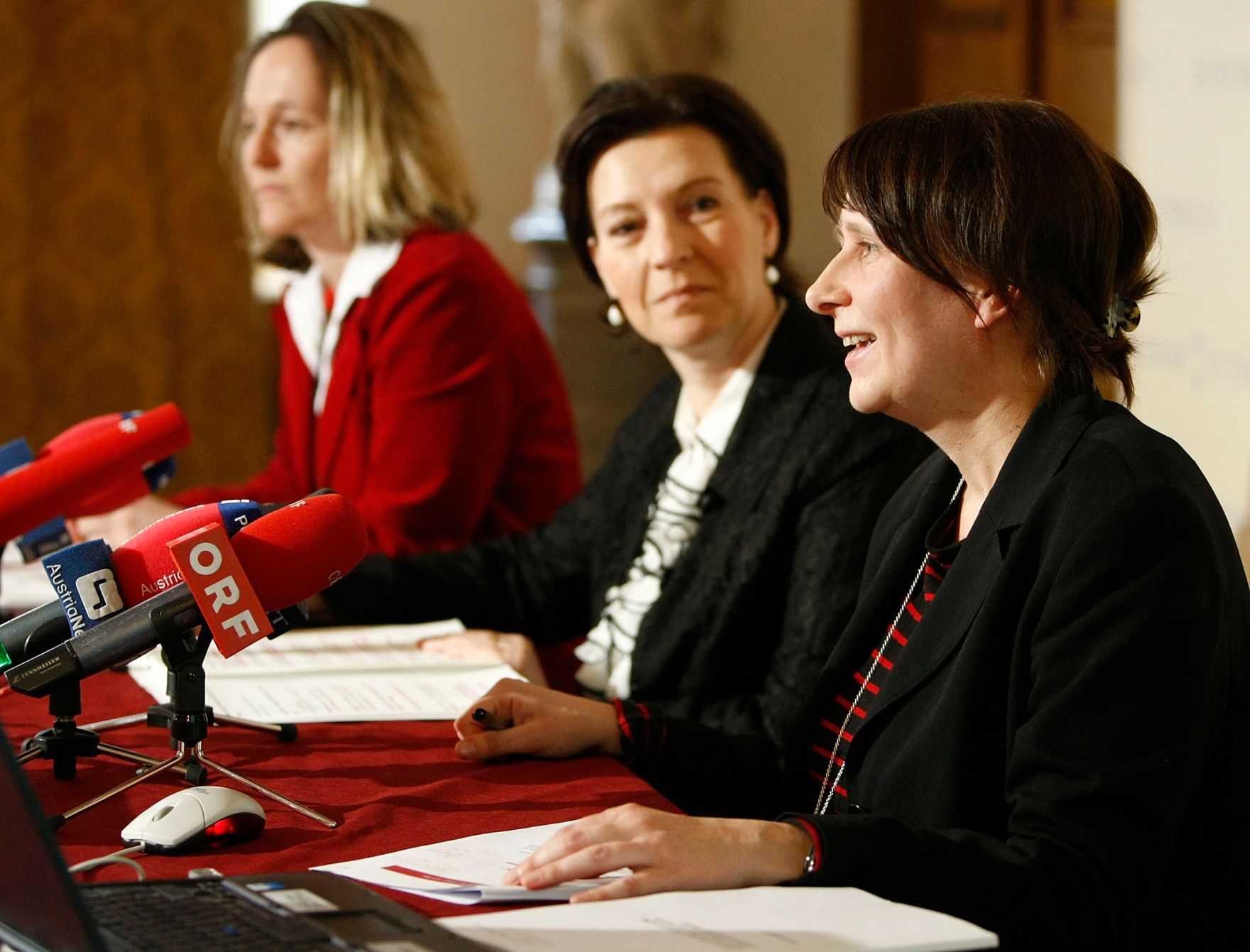 Am 30. M&auml;rz 2010 pr&auml;sentierte Frauenministerin Gabriele Heinisch-Hosek (M) gemeinsam mit einer der Studienautorinnen von L&amp;R Sozialforschung, Claudia Sorger (R) die neue Studie "Qualit&auml;t von Teilzeitbesch&auml;ftigung". Links im Bild die Pressesprecherin der Bundesministerin, Dagmar Strobel.