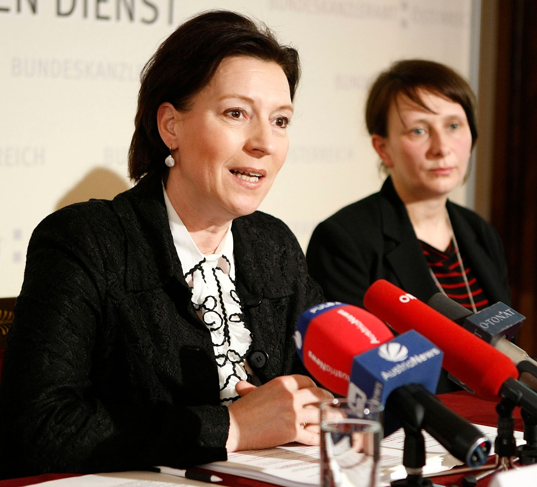 Am 30. M&auml;rz 2010 pr&auml;sentierte Frauenministerin Gabriele Heinisch-Hosek (L) gemeinsam mit einer der Studienautorinnen von L&amp;R Sozialforschung, Claudia Sorger (R) die neue Studie "Qualit&auml;t von Teilzeitbesch&auml;ftigung".