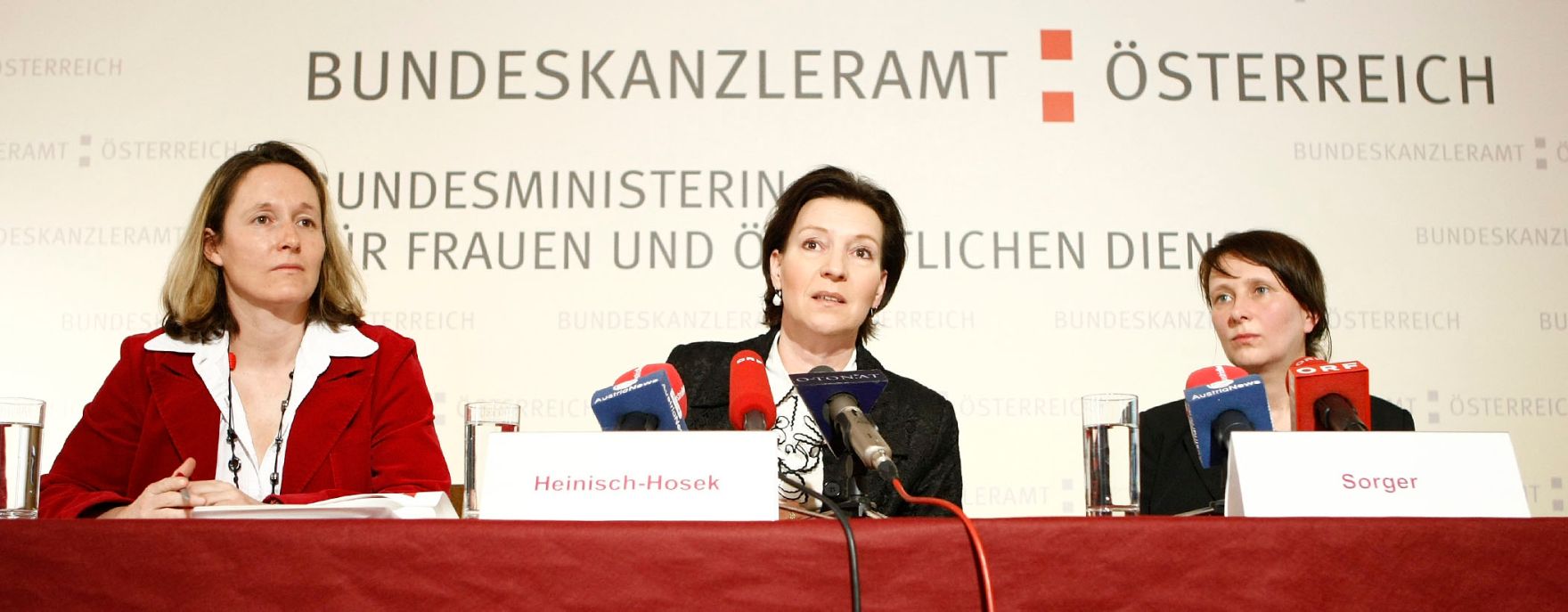 Am 30. M&auml;rz 2010 pr&auml;sentierte Frauenministerin Gabriele Heinisch-Hosek (M) gemeinsam mit einer der Studienautorinnen von L&amp;R Sozialforschung, Claudia Sorger (R) die neue Studie "Qualit&auml;t von Teilzeitbesch&auml;ftigung". Links im Bild die Pressesprecherin der Bundesministerin, Dagmar Strobel.