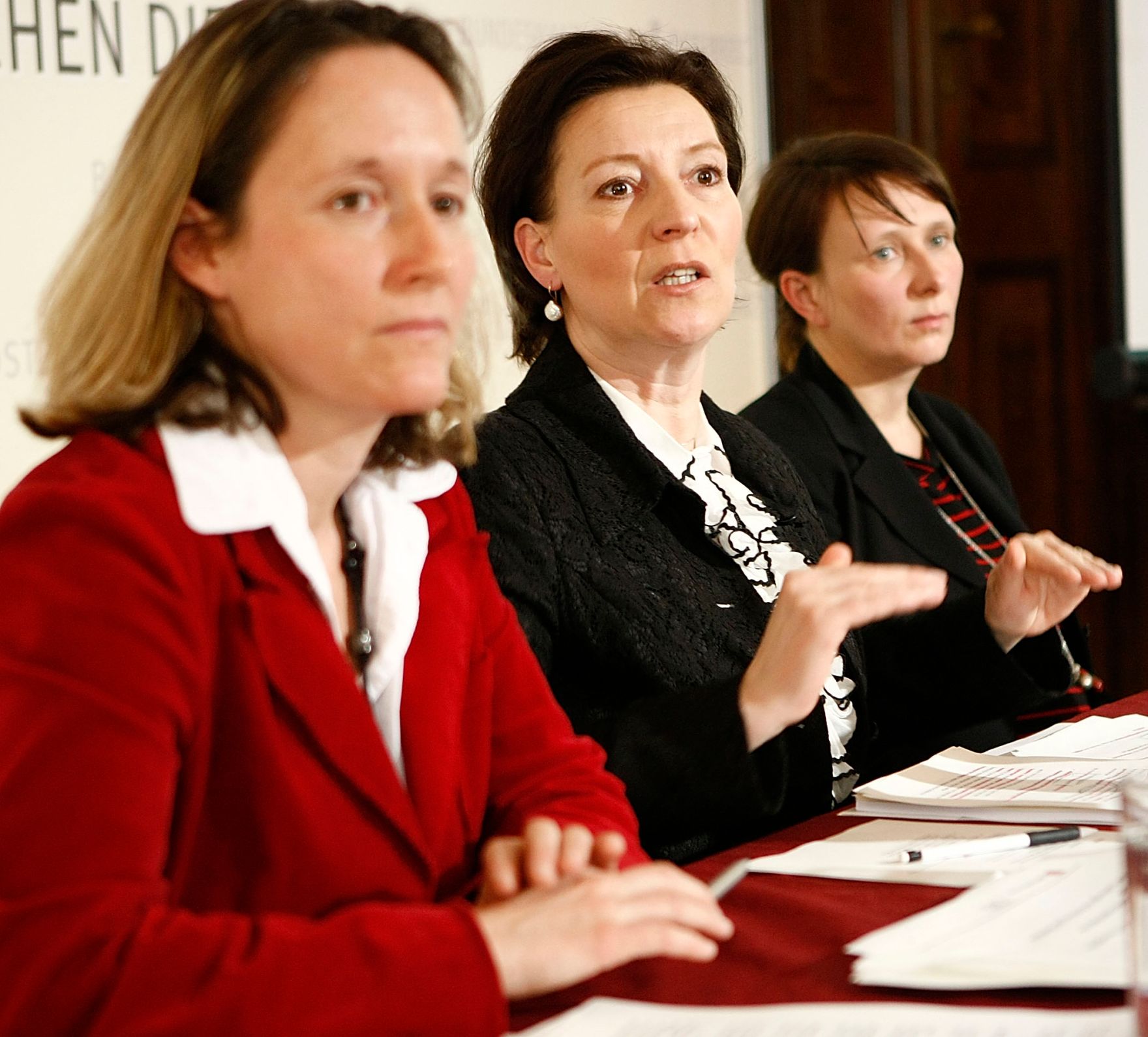 Am 30. M&auml;rz 2010 pr&auml;sentierte Frauenministerin Gabriele Heinisch-Hosek (M) gemeinsam mit einer der Studienautorinnen von L&amp;R Sozialforschung, Claudia Sorger (R) die neue Studie "Qualit&auml;t von Teilzeitbesch&auml;ftigung". Links im Bild die Pressesprecherin der Bundesministerin, Dagmar Strobel.