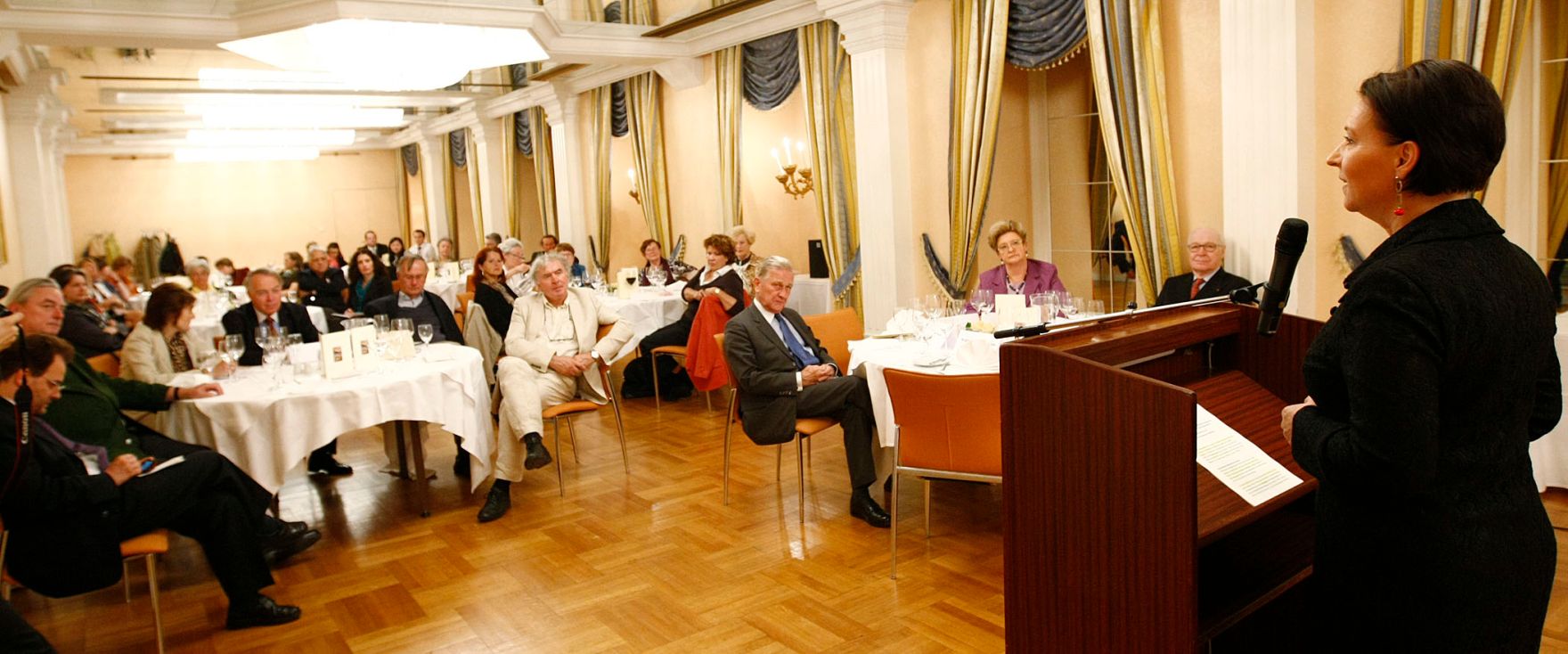 Frauenministerin Gabriele Heinisch-Hosek beim Vortrag und Diskussionsrunde zum Thema "&Ouml;sterreich und die UN-Frauenrechtskonvention".