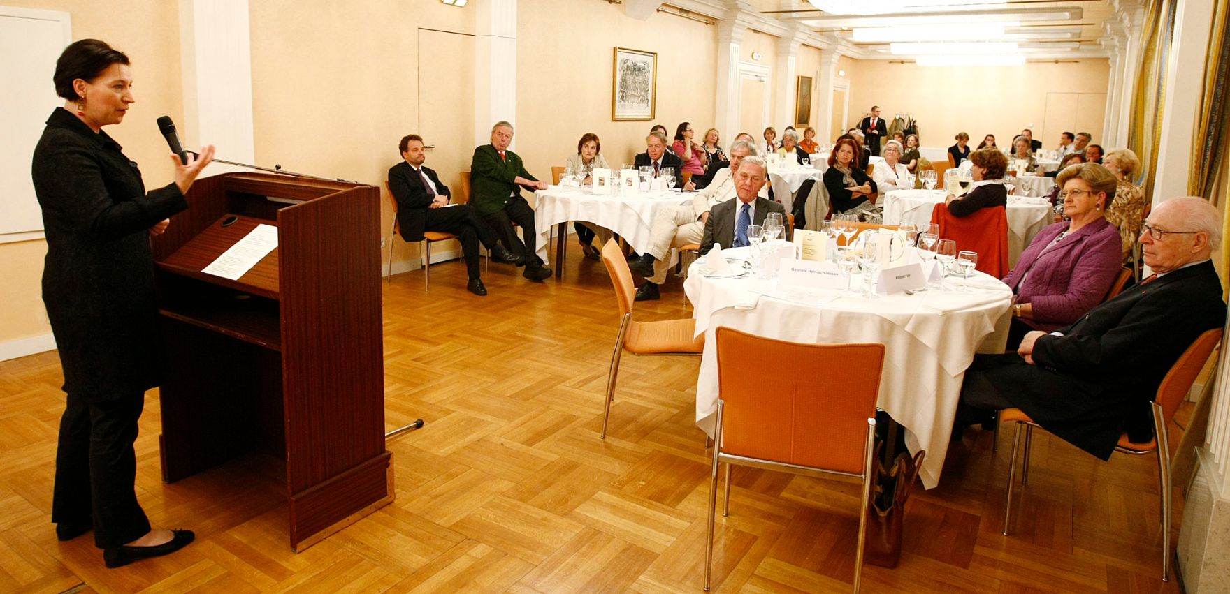 Frauenministerin Gabriele Heinisch-Hosek beim Vortrag und Diskussionsrunde zum Thema "&Ouml;sterreich und die UN-Frauenrechtskonvention".
