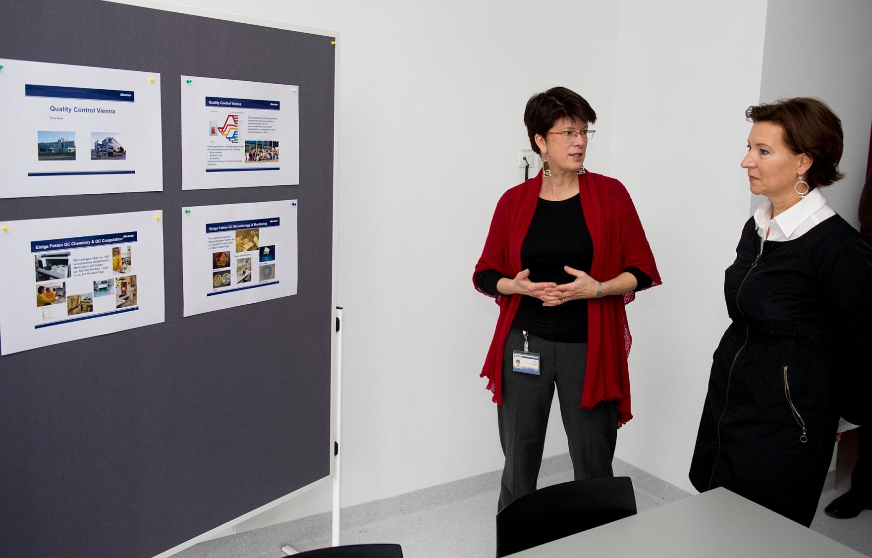 Am 24. Oktober 2011 besuchte Frauenministerin Gabriele Heinisch-Hosek die Firma Baxter in Wien.
