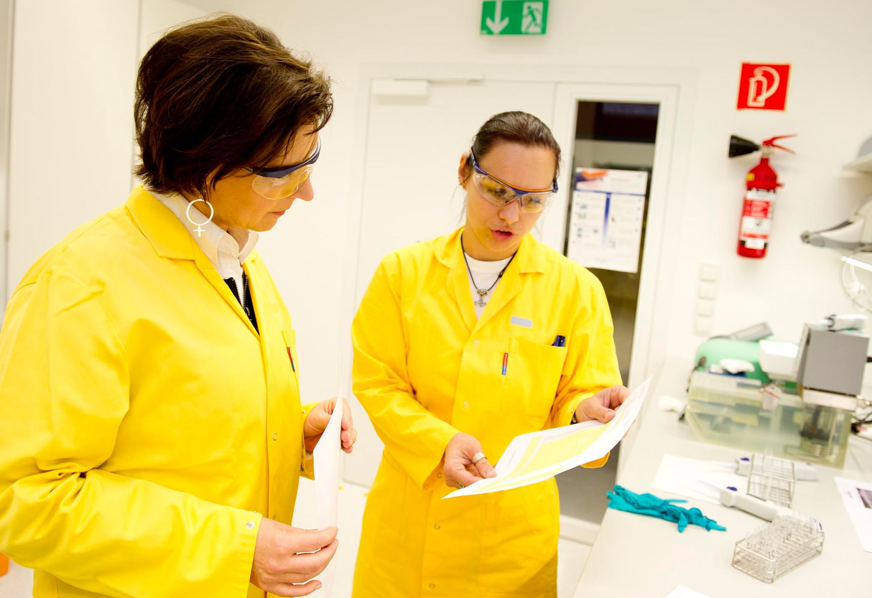Am 24. Oktober 2011 besuchte Frauenministerin Gabriele Heinisch-Hosek die Firma Baxter in Wien.