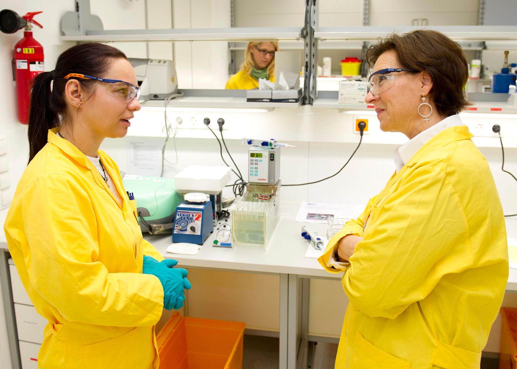 Am 24. Oktober 2011 besuchte Frauenministerin Gabriele Heinisch-Hosek die Firma Baxter in Wien.