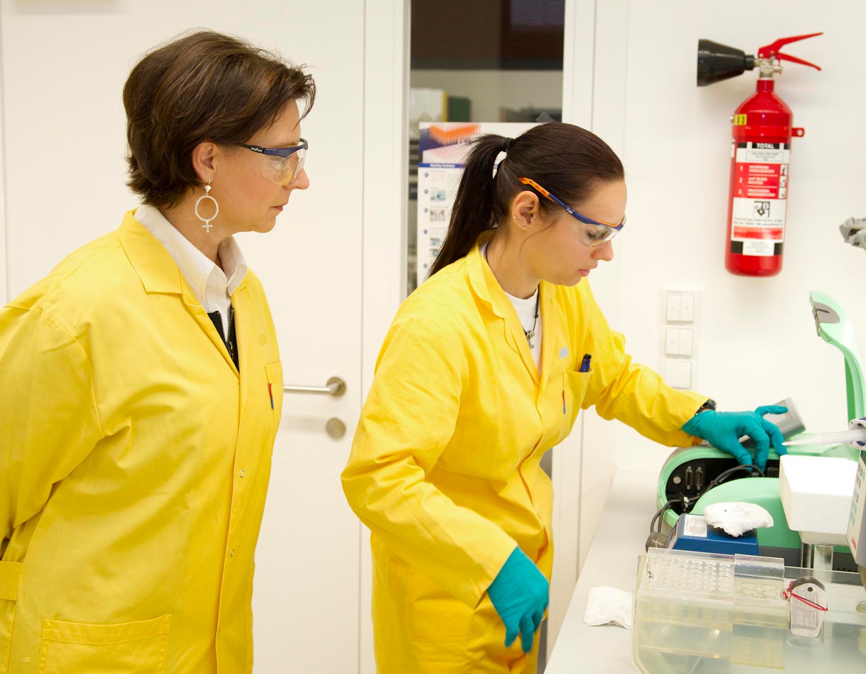 Am 24. Oktober 2011 besuchte Frauenministerin Gabriele Heinisch-Hosek die Firma Baxter in Wien.
