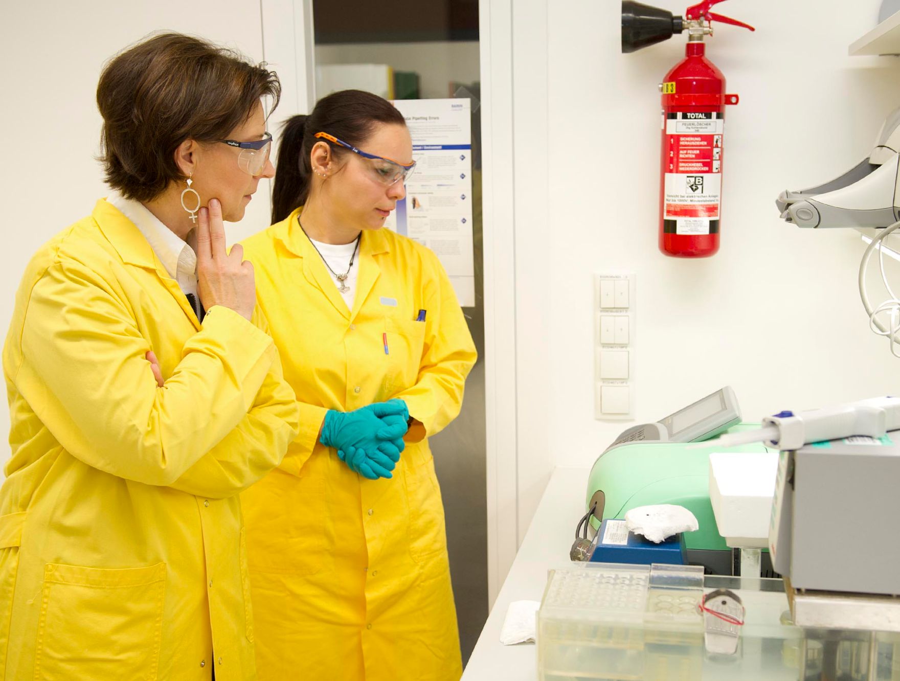 Am 24. Oktober 2011 besuchte Frauenministerin Gabriele Heinisch-Hosek die Firma Baxter in Wien.