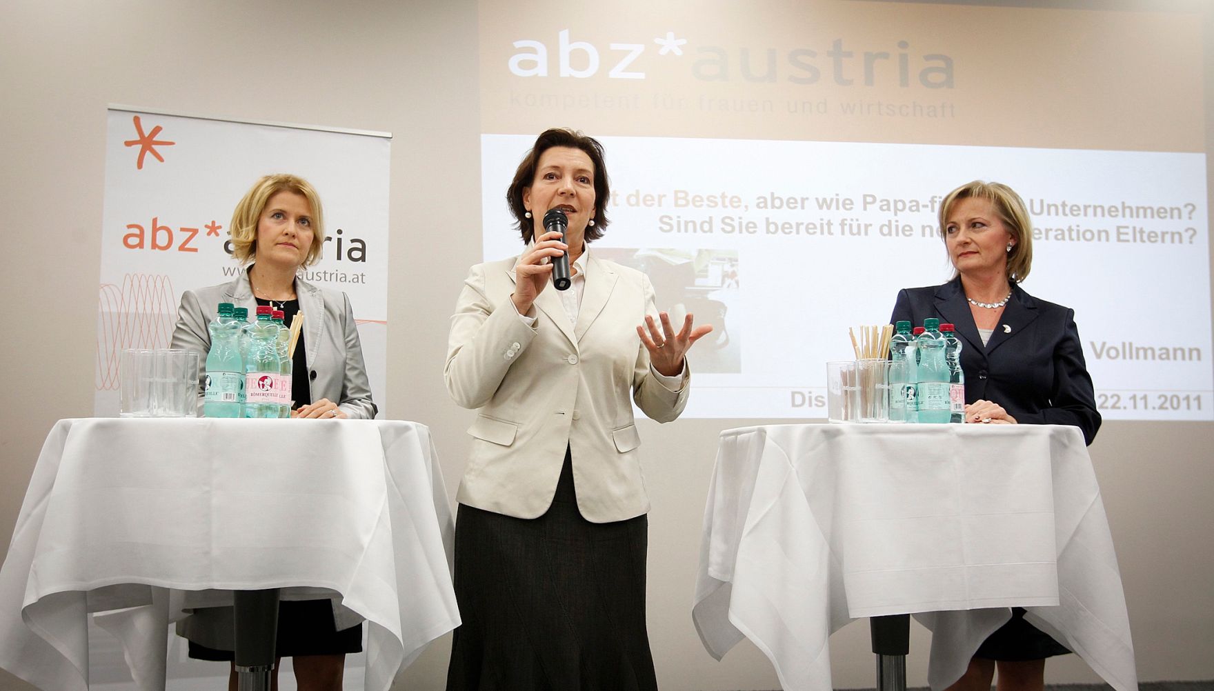 Am 22. November 2011 Frauenministerin Gabriele Heinisch-Hosek im &quot;Diskurscaf&eacute; V&auml;terkarenz&quot;.