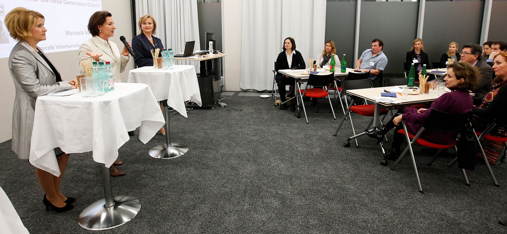 Am 22. November 2011 Frauenministerin Gabriele Heinisch-Hosek im &quot;Diskurscaf&eacute; V&auml;terkarenz&quot;.