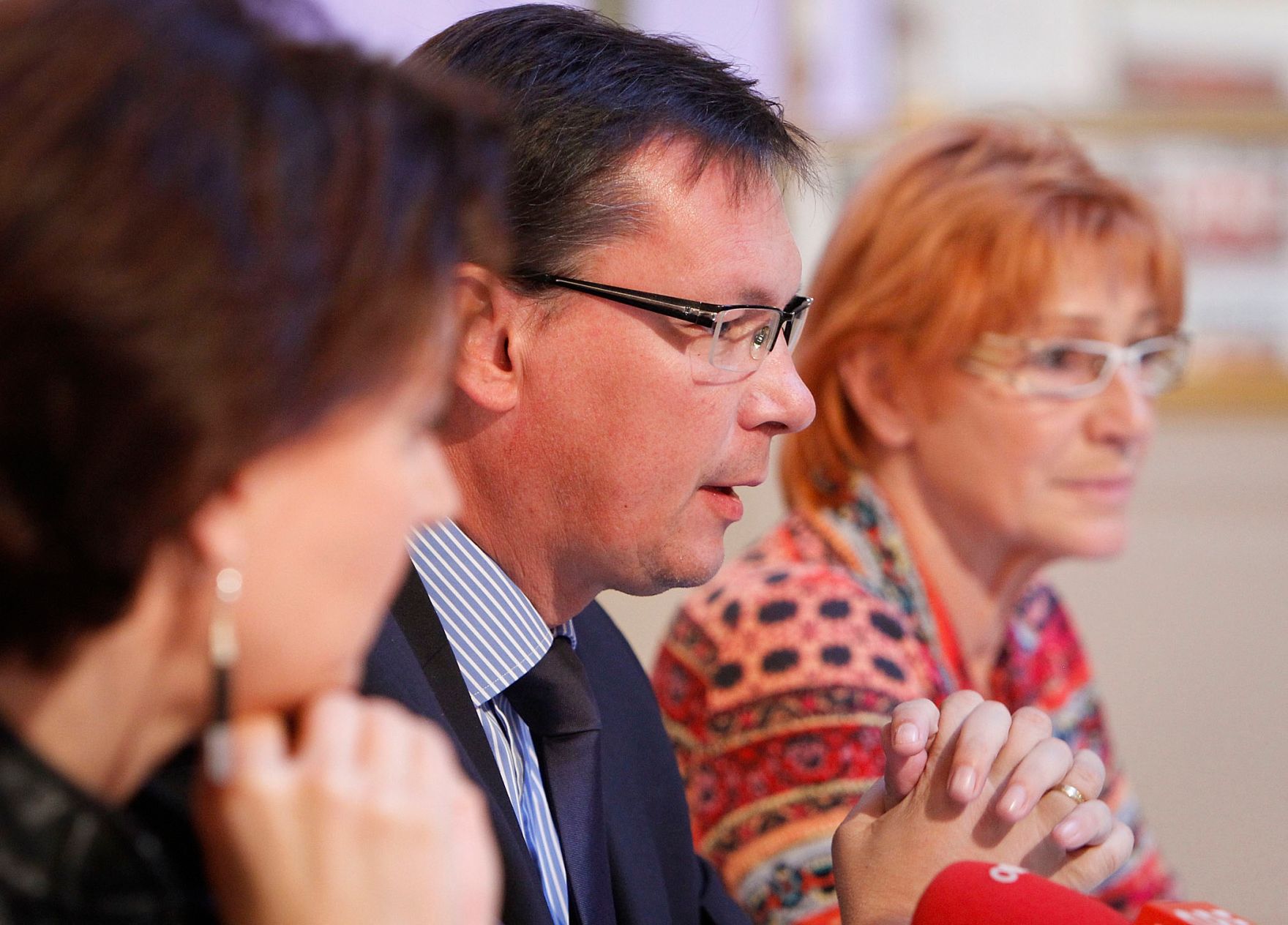 Am 18. Oktober 2011 Frauenministerin Gabriele Heinisch-Hosek und Bundesminister f&uuml;r Landesverteidigung und Sport Norbert Darabos bei der Pressekonferenz des Vereins &quot;100% Sport&quot;.