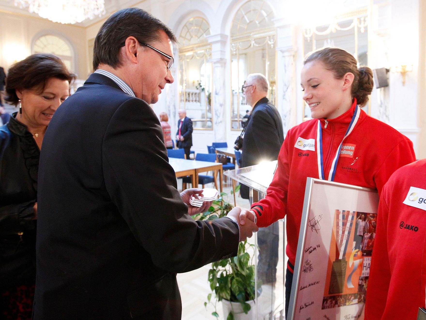 Am 18. Oktober 2011 Frauenministerin Gabriele Heinisch-Hosek und Bundesminister f&uuml;r Landesverteidigung und Sport Norbert Darabos bei der Pressekonferenz des Vereins &quot;100% Sport&quot;.