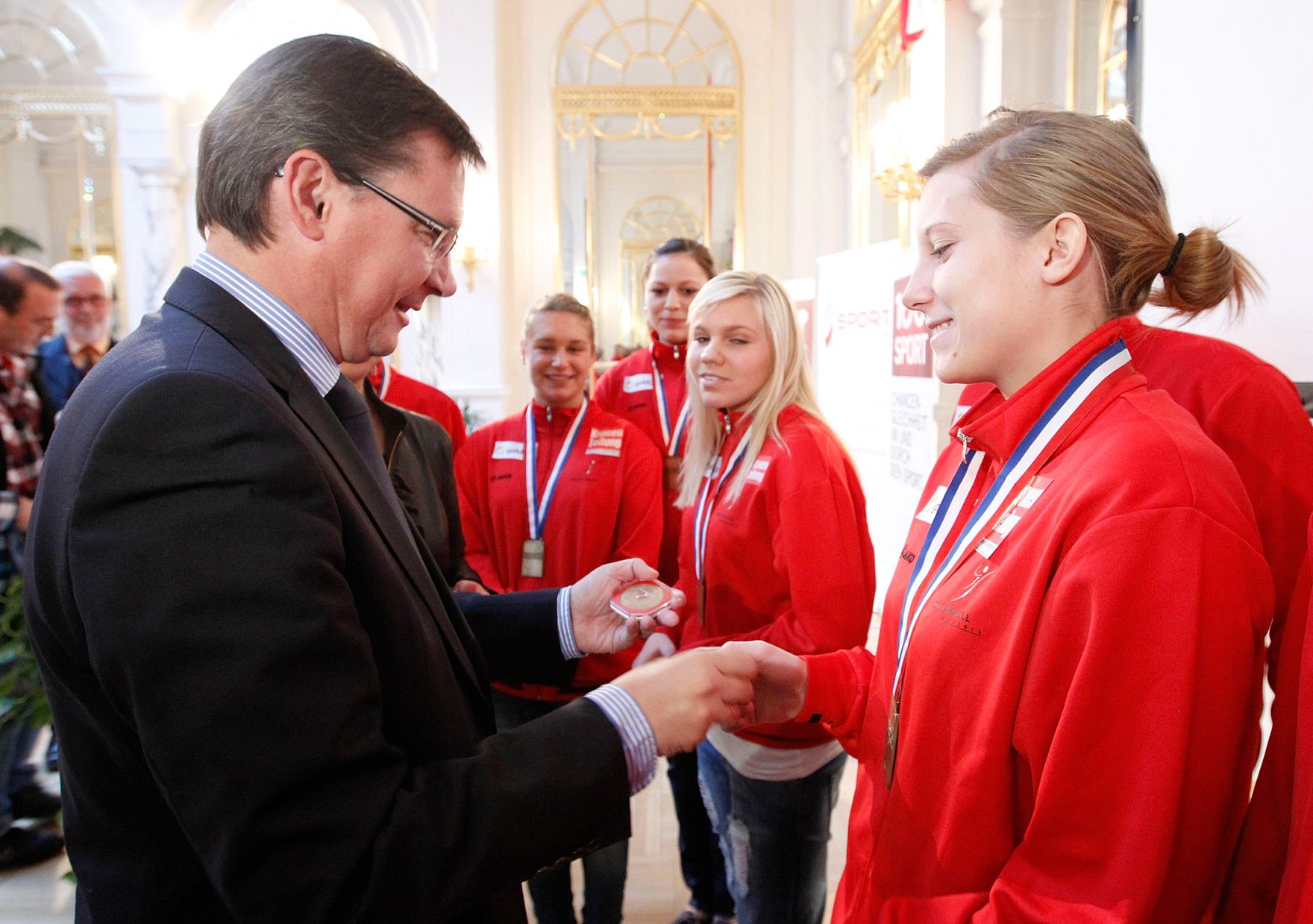 Am 18. Oktober 2011 Bundesminister f&uuml;r Landesverteidigung und Sport Norbert Darabos bei der Pressekonferenz des Vereins &quot;100% Sport&quot;.