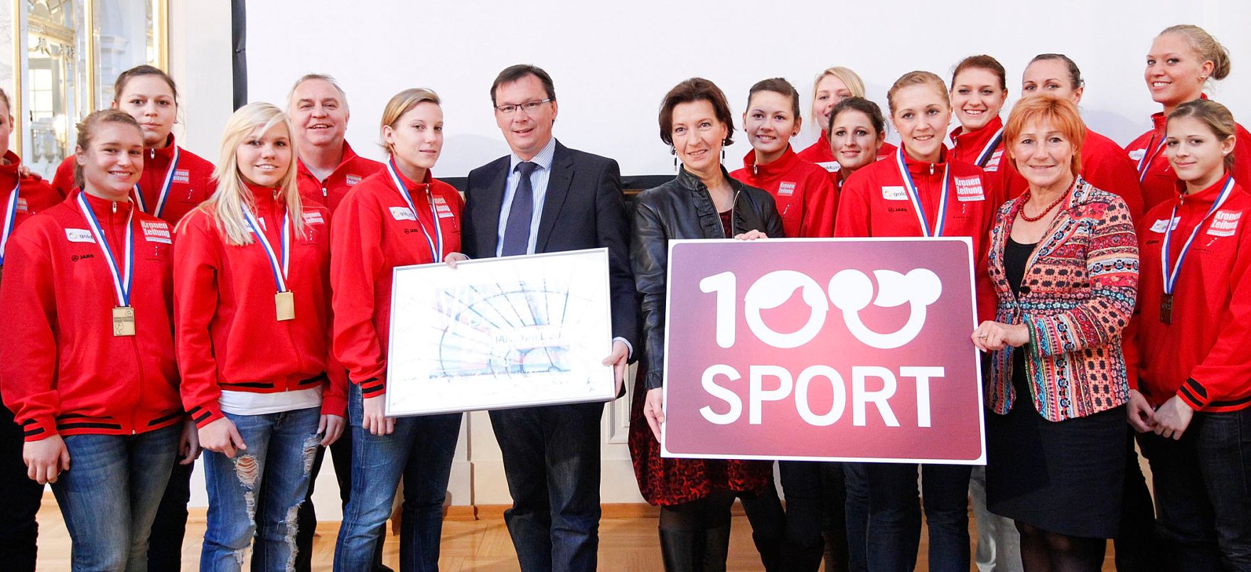 Am 18. Oktober 2011 Frauenministerin Gabriele Heinisch-Hosek und Bundesminister f&uuml;r Landesverteidigung und Sport Norbert Darabos bei der Pressekonferenz des Vereins &quot;100% Sport&quot;.